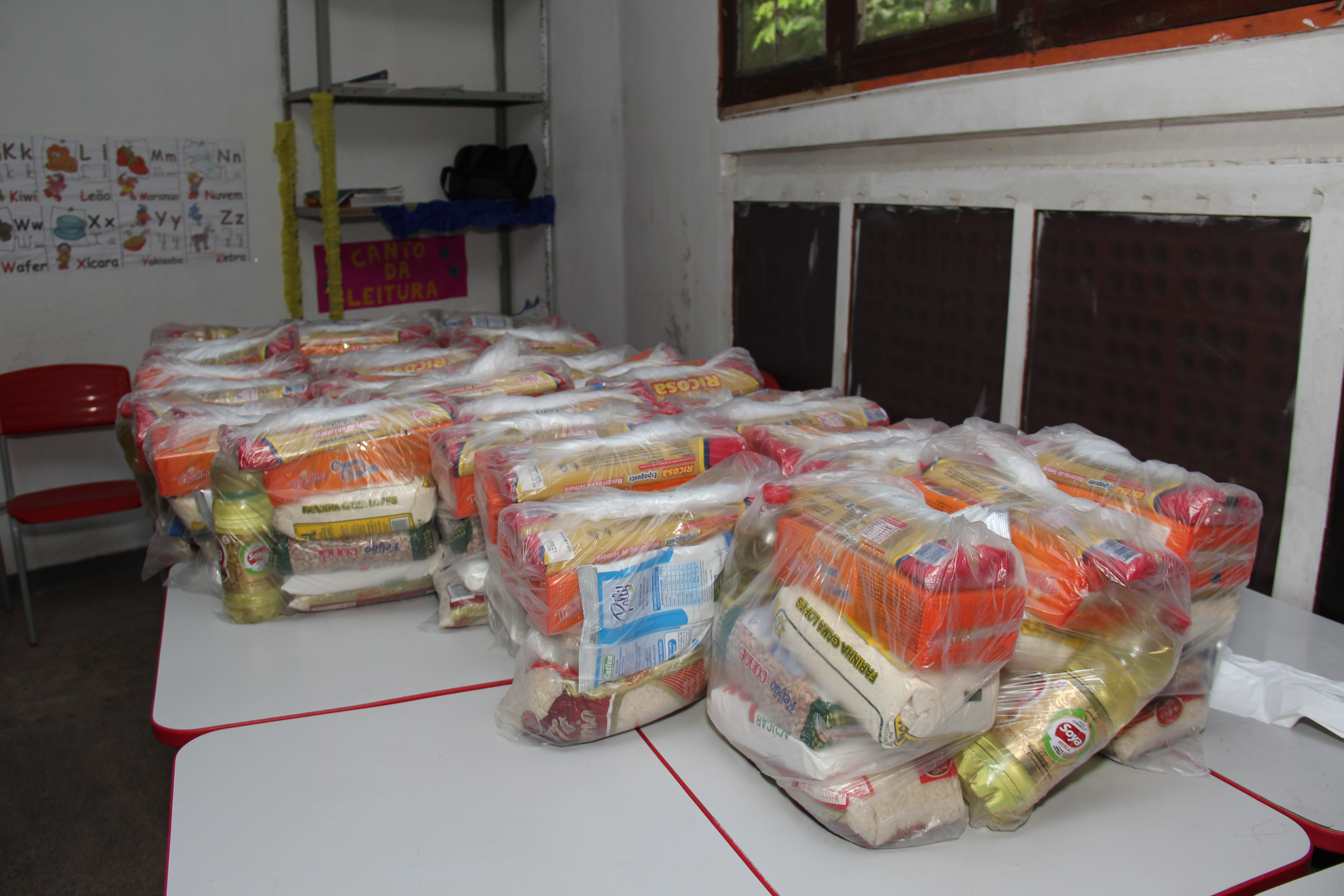 Alunos da Funbosque recebem kits de merenda escolar