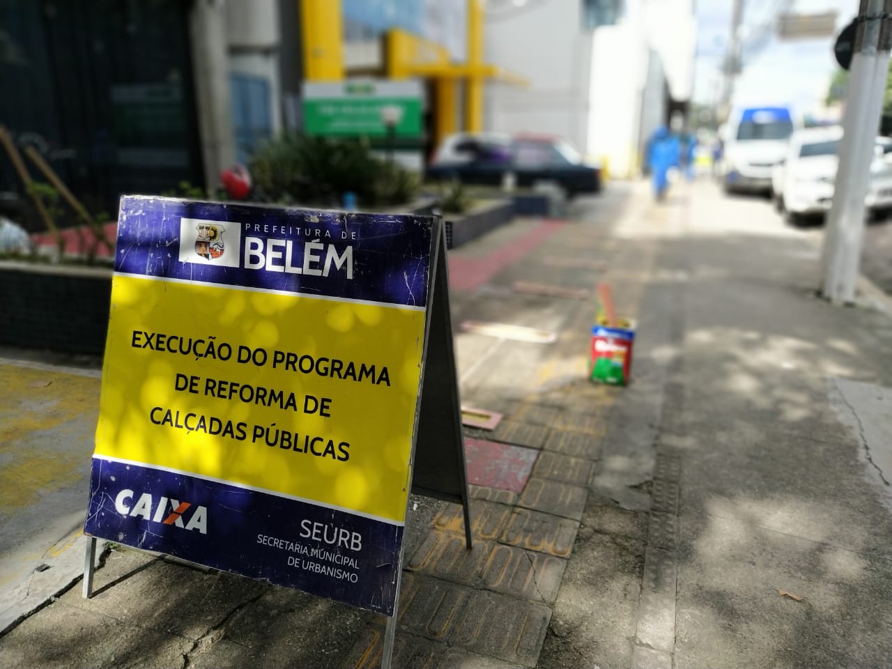 Calçadas recebem demarcação de distanciamento para evitar contato físico em filas