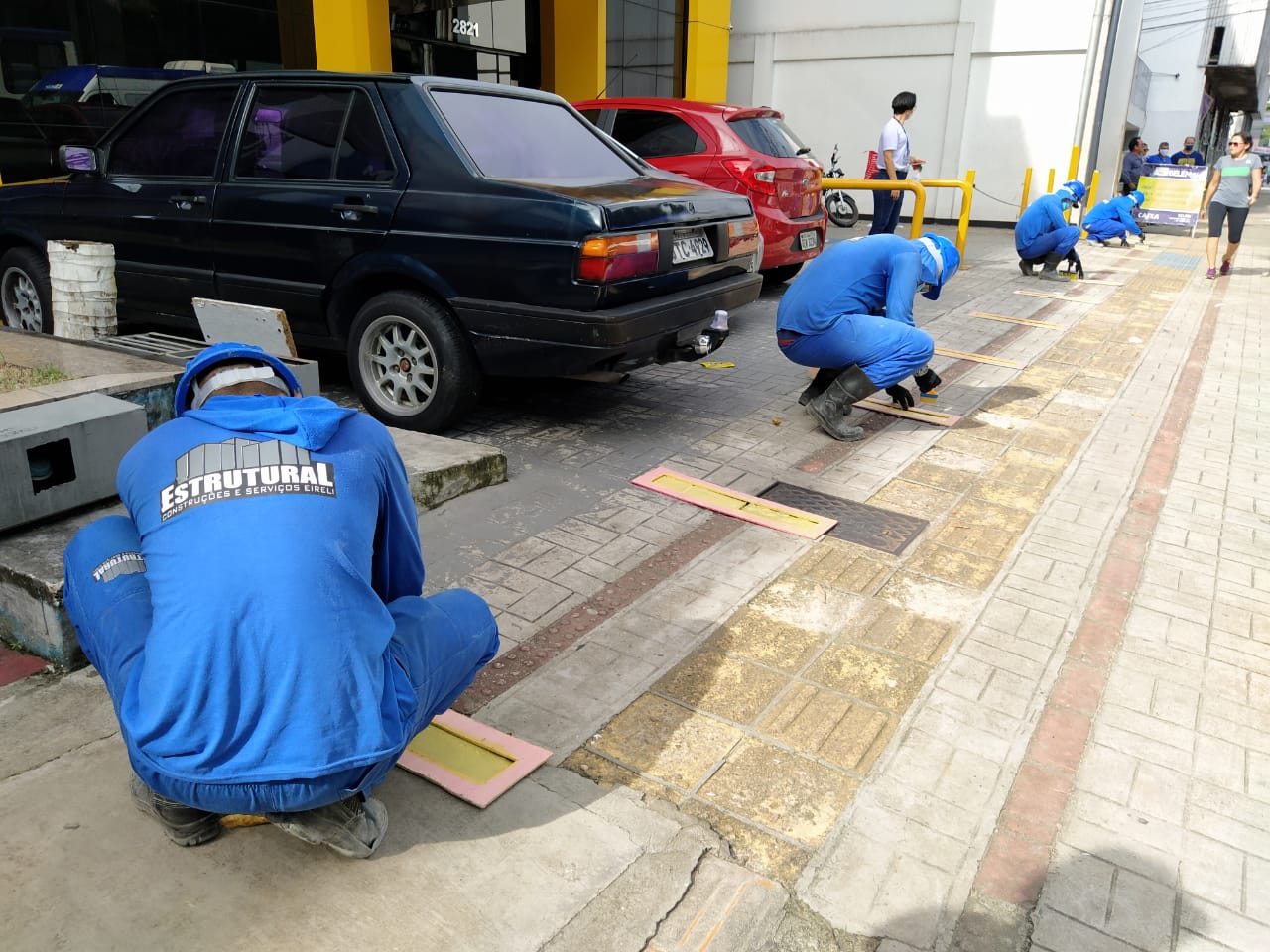 Calçadas recebem demarcação de distanciamento para evitar contato físico em filas