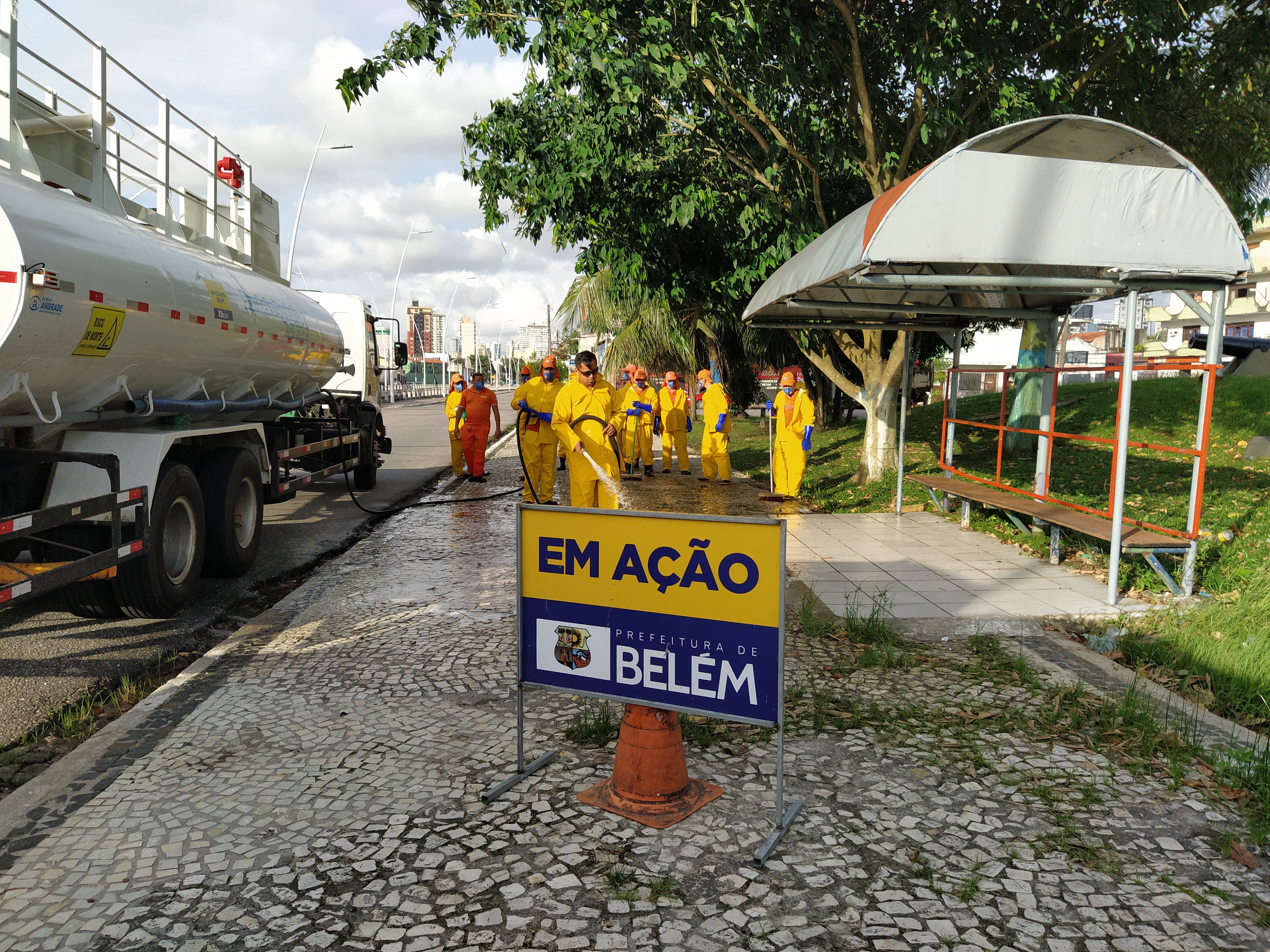 Prefeitura prossegue com força-tarefa de higienização nos mercados e abrigos de paradas de ônibus 