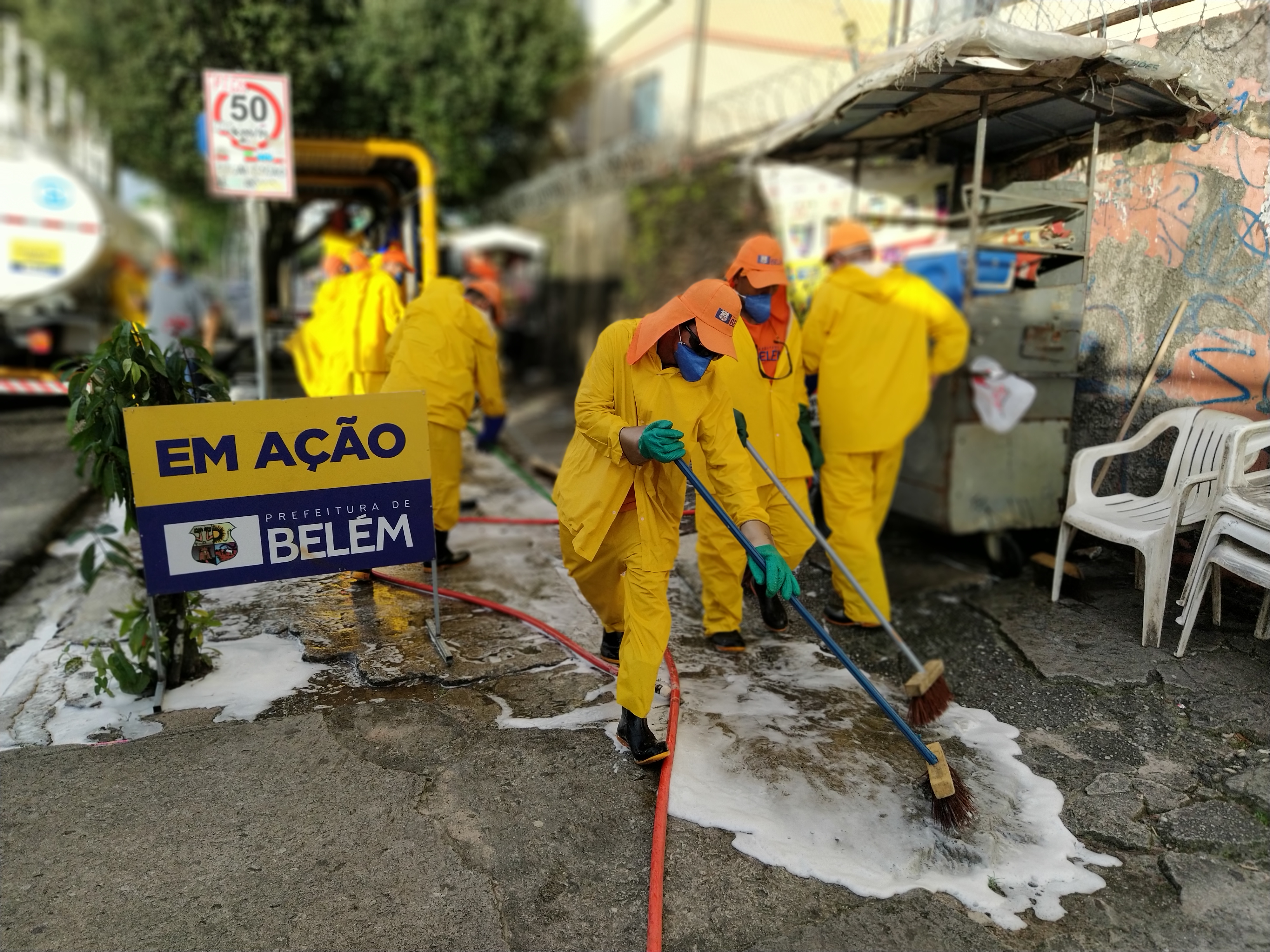 Prefeitura prossegue com força-tarefa de higienização nos mercados e abrigos de paradas de ônibus 