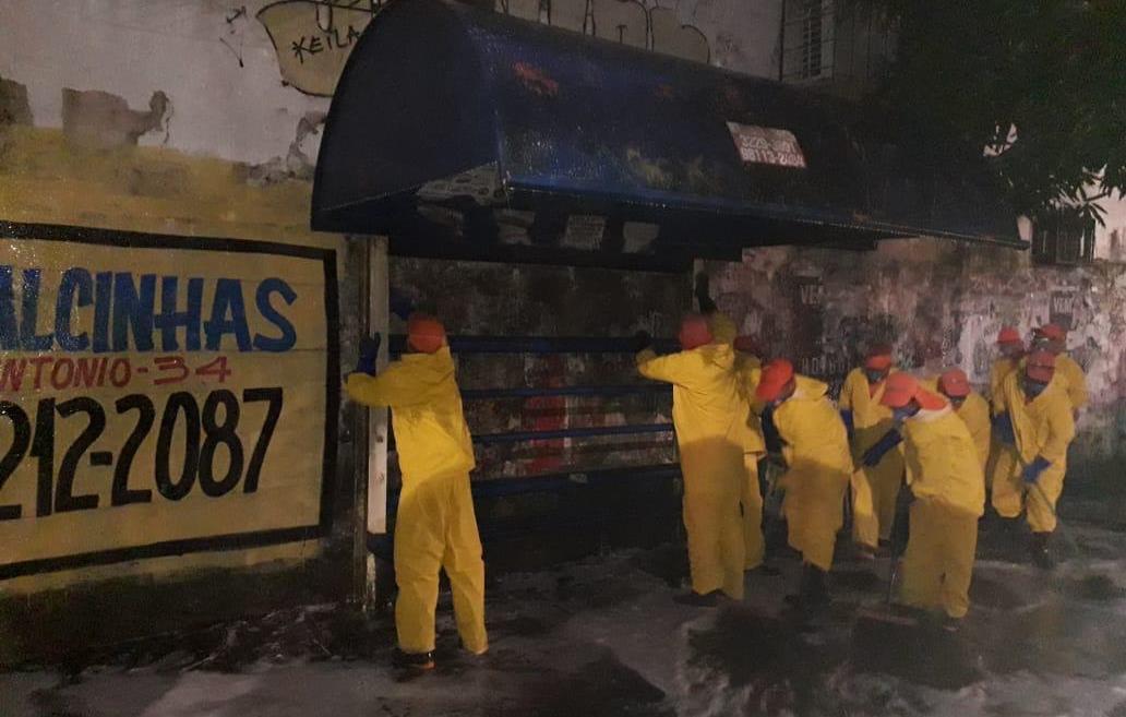 Mutirão de limpeza percorre os abrigos de paradas de ônibus do centro da cidade