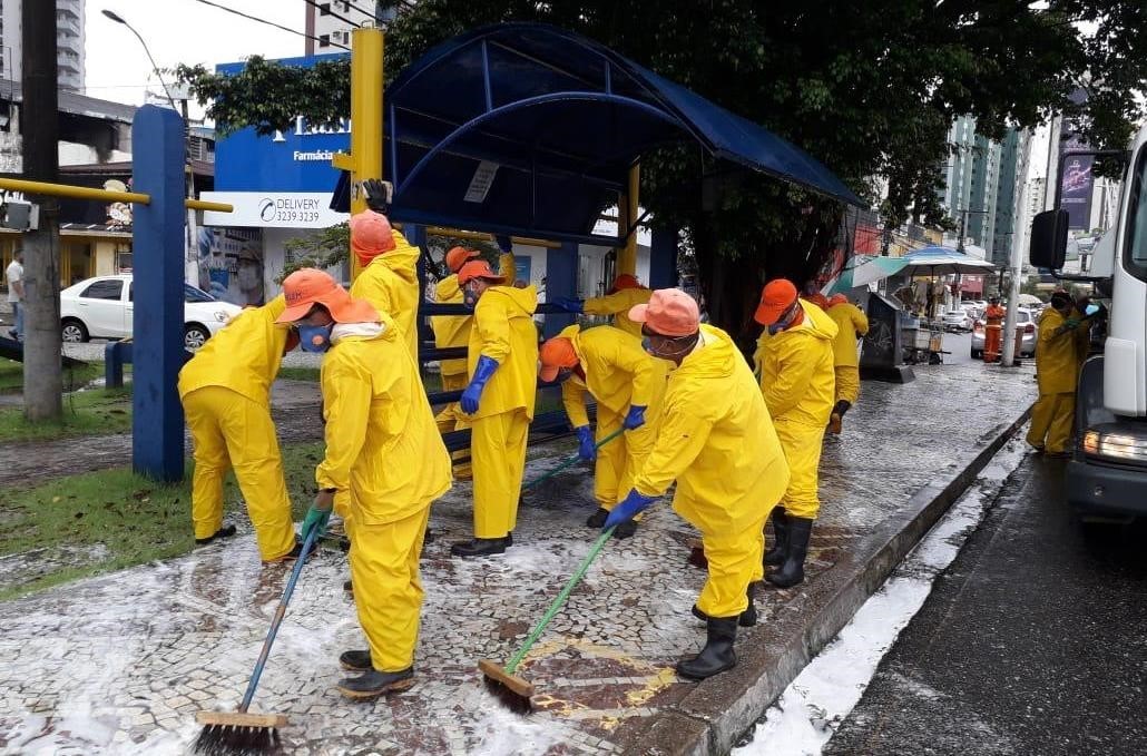 Mutirão de limpeza percorre os abrigos de paradas de ônibus do centro da cidade