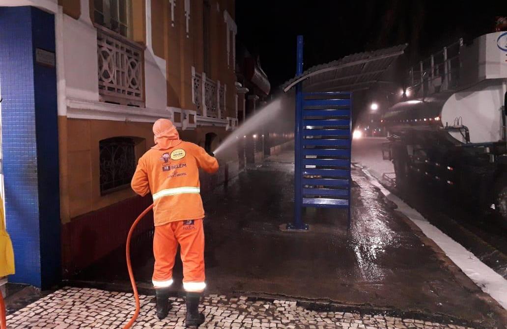 Mutirão de limpeza percorre os abrigos de paradas de ônibus do centro da cidade