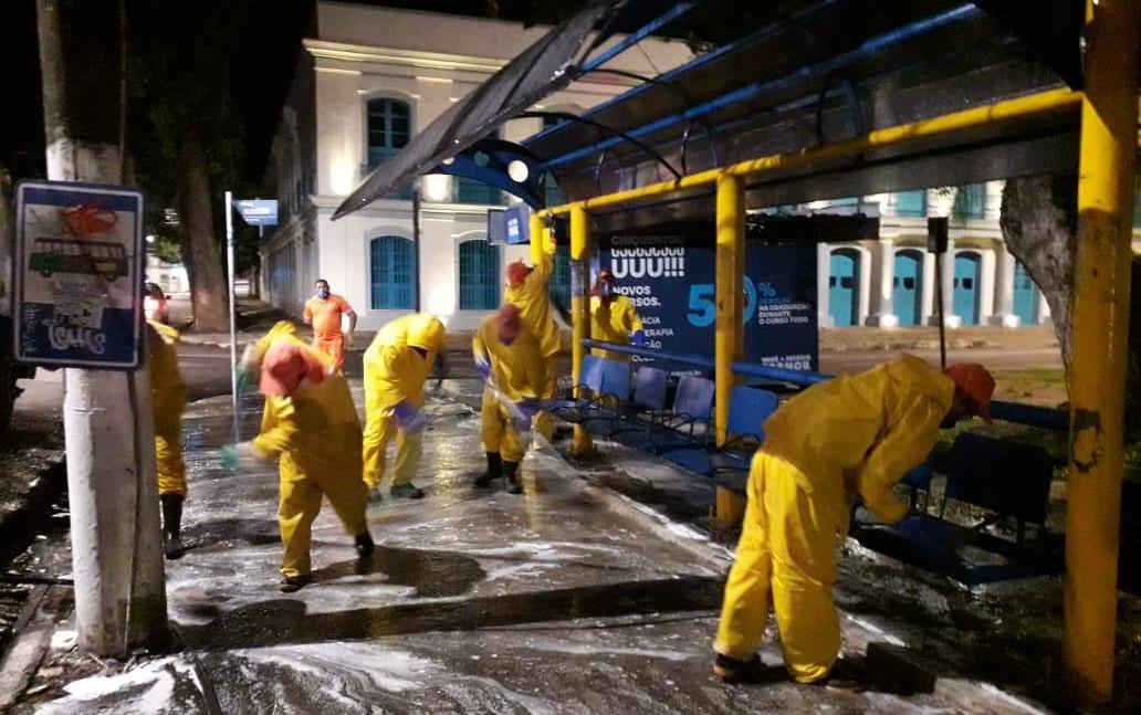 Mutirão de limpeza percorre os abrigos de paradas de ônibus do centro da cidade