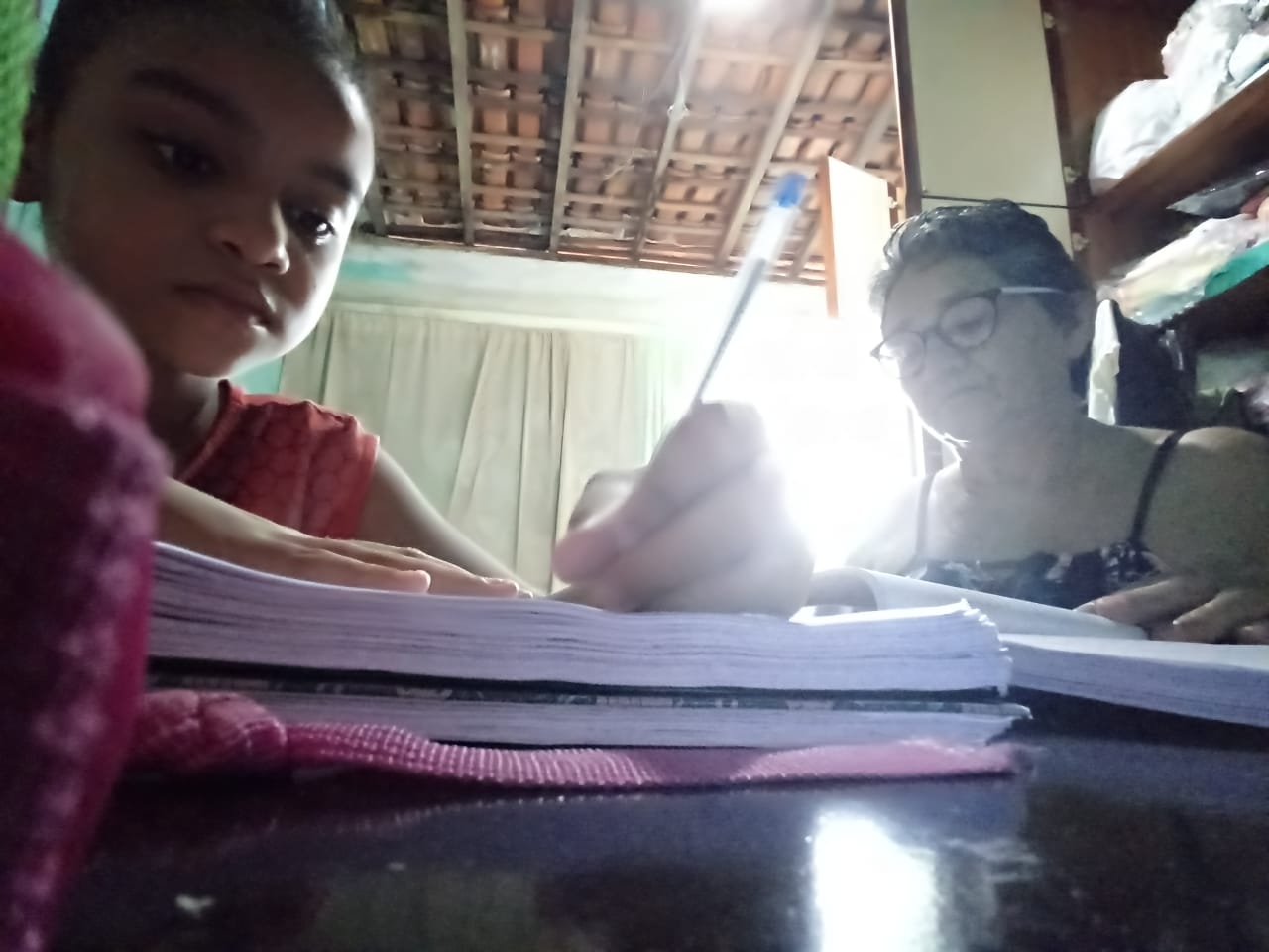 Alunos da rede municipal recebem kits pedagógicos para manter rotina de estudos em casa