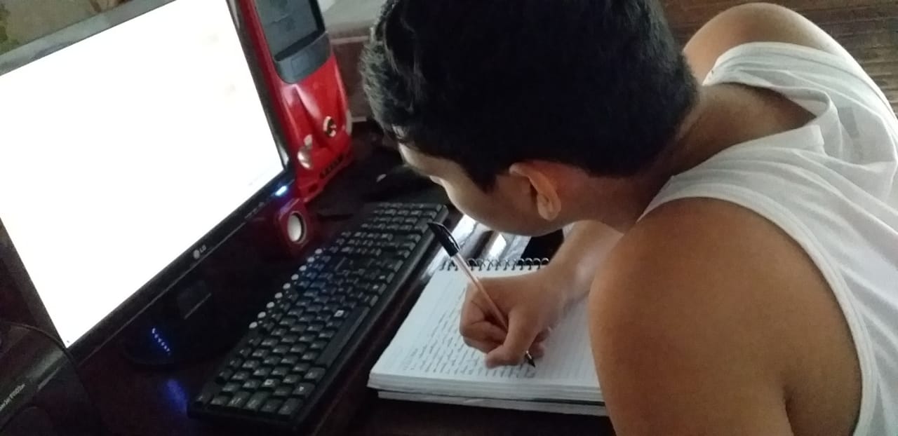Alunos da rede municipal recebem kits pedagógicos para manter rotina de estudos em casa