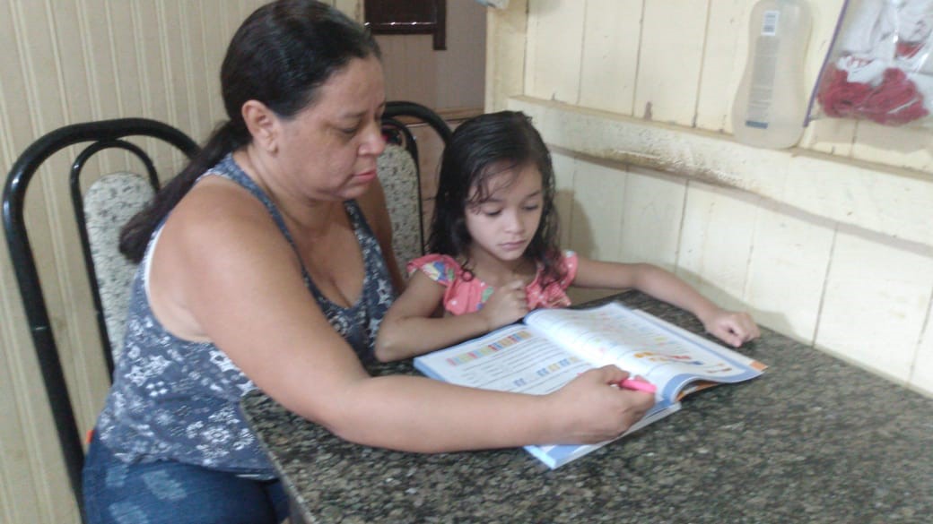 Alunos da rede municipal recebem kits pedagógicos para manter rotina de estudos em casa