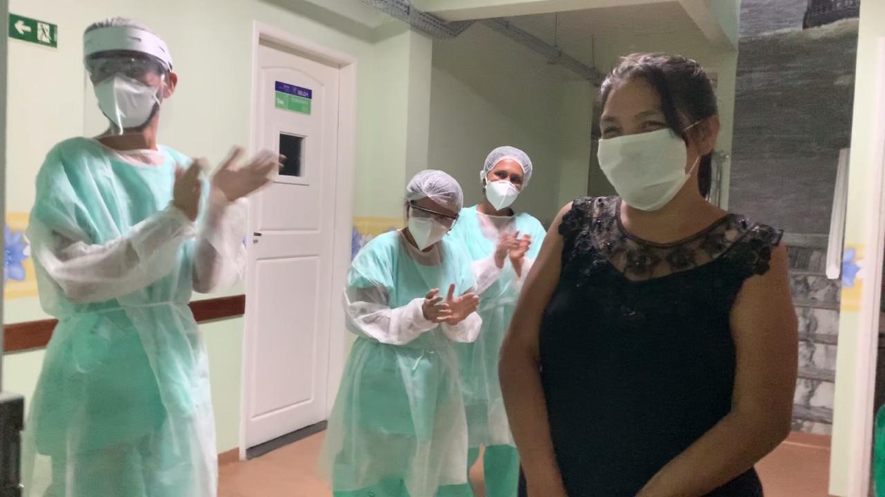 Primeira paciente internada com a Covid-19 no Dom Zico recebe alta