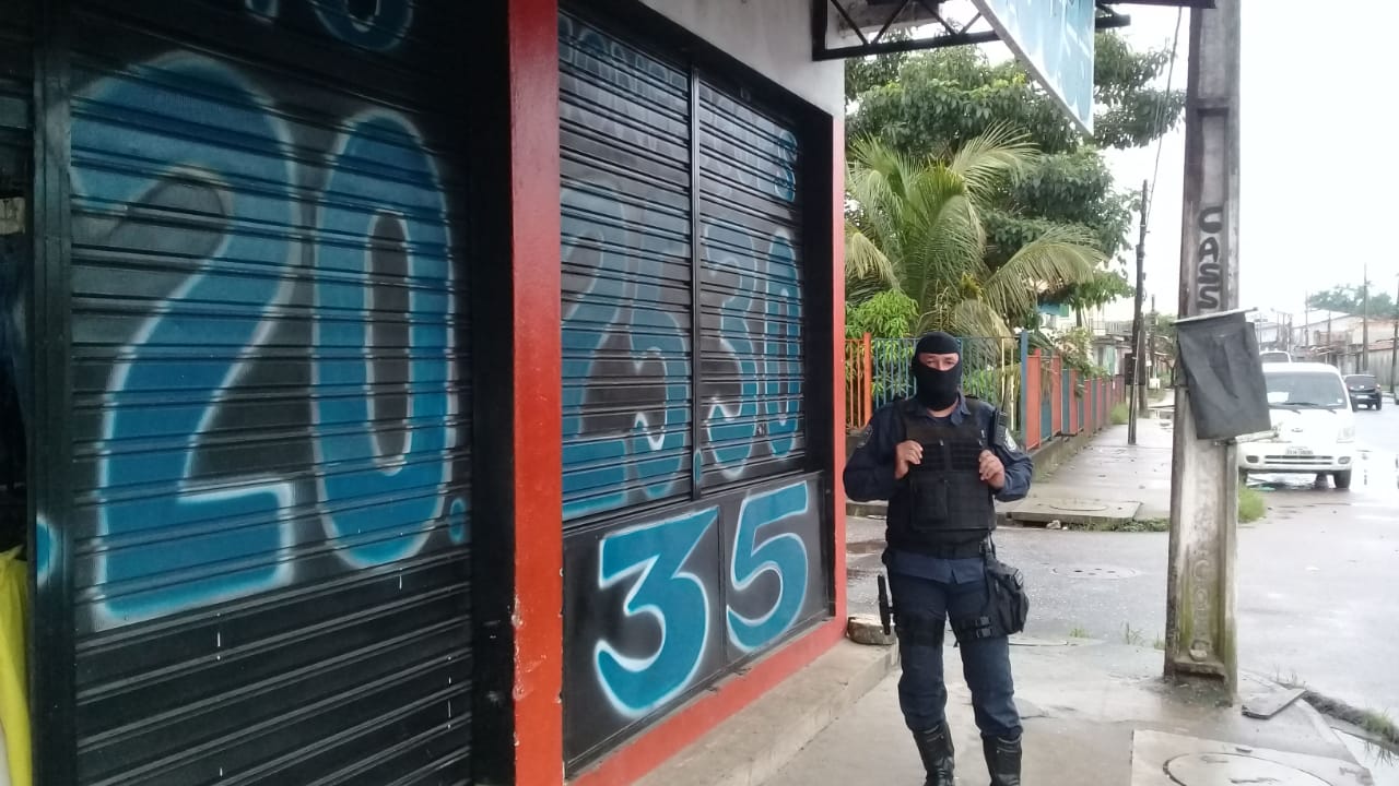 Estabelecimentos descumprem decreto e são fechados durante operação