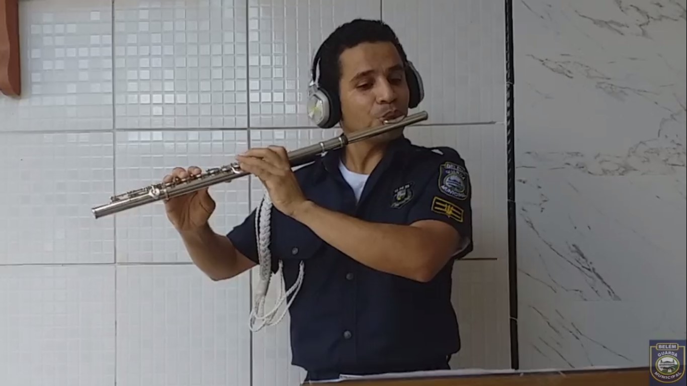 Integrantes da Banda da Guarda Municipal de Belém gravam vídeos em casa