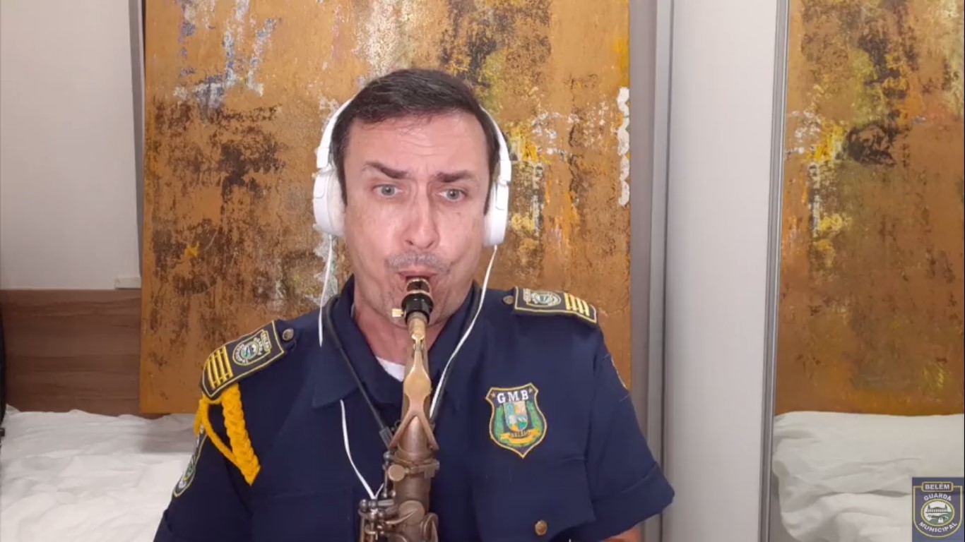 Integrantes da Banda da Guarda Municipal de Belém gravam vídeos em casa