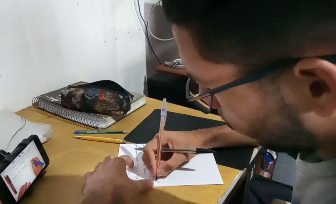 Cursinho Municipal se reinventa com videoaulas e transmissões ao vivo