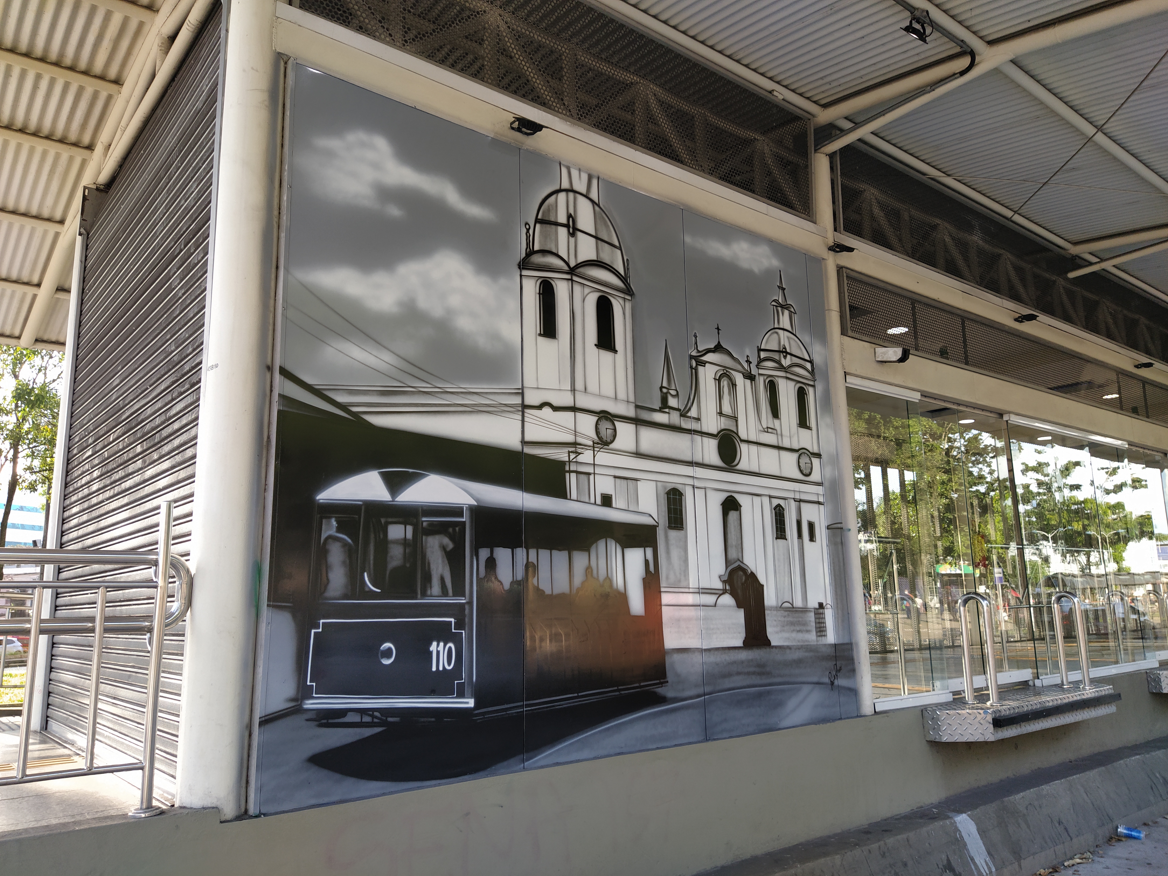 Terminal BRT em São Brás recebe painéis em grafite