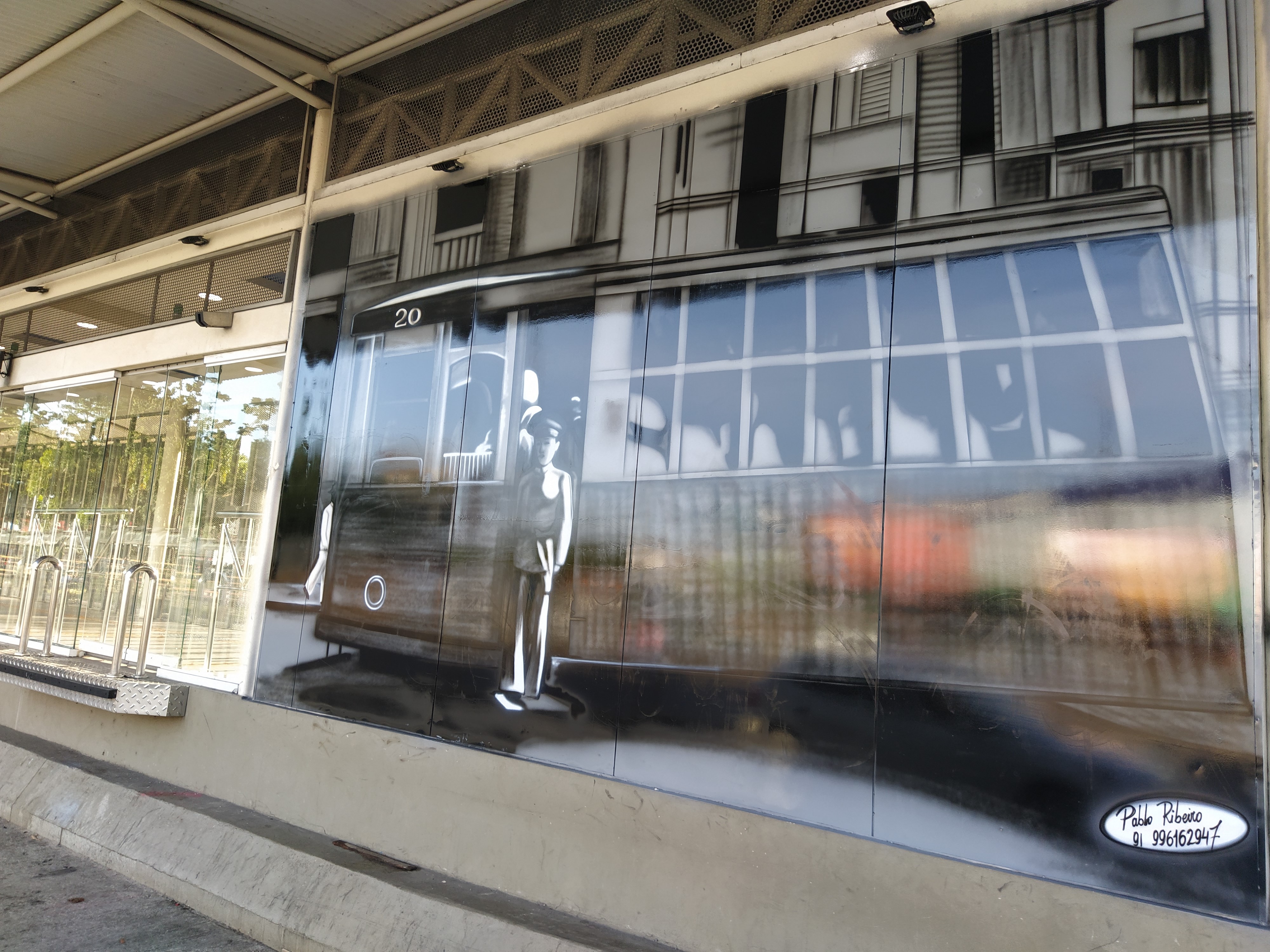 Terminal BRT em São Brás recebe painéis em grafite