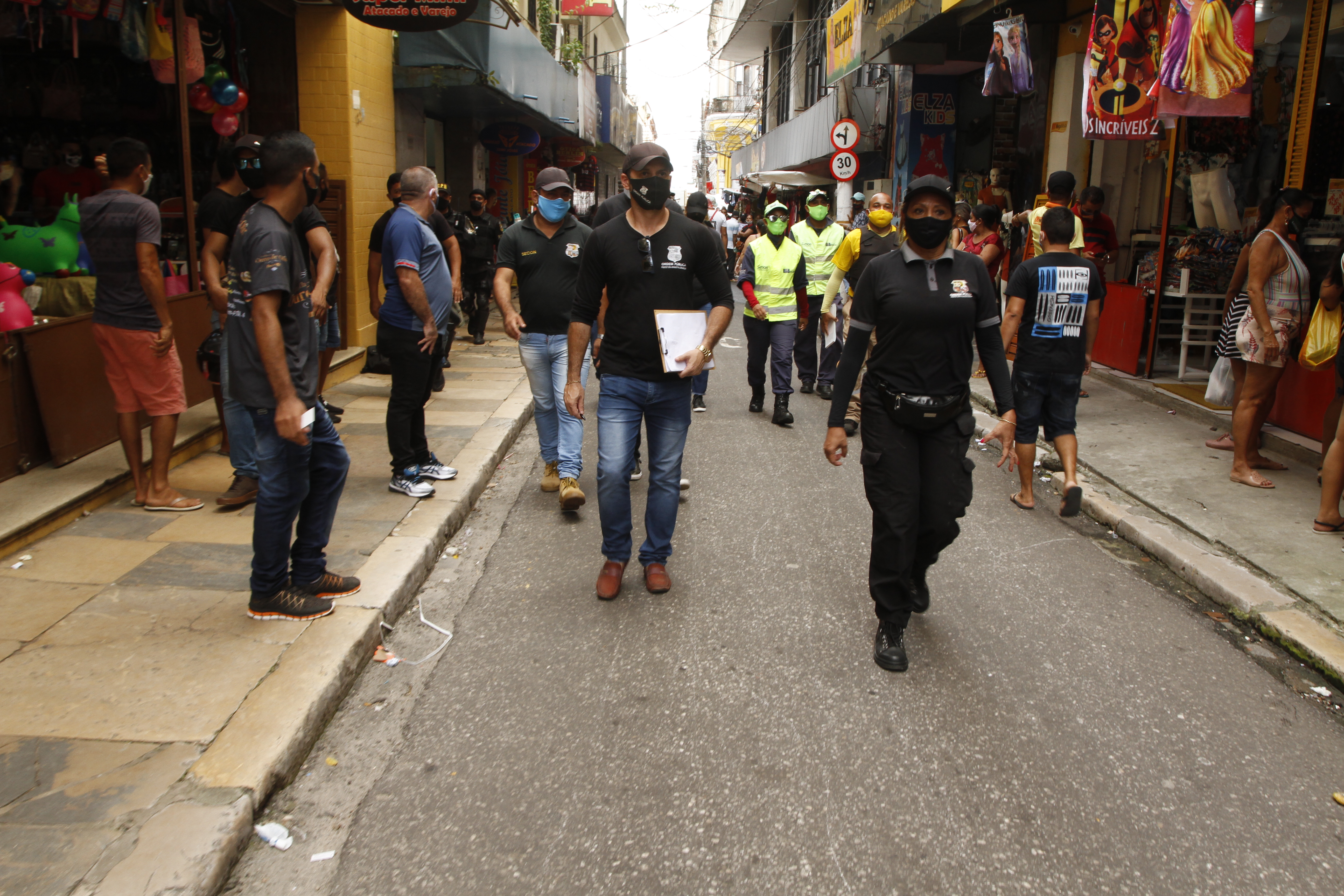 Fiscalização orienta população, fecha lojas e aplica multas por descumprimento de decreto