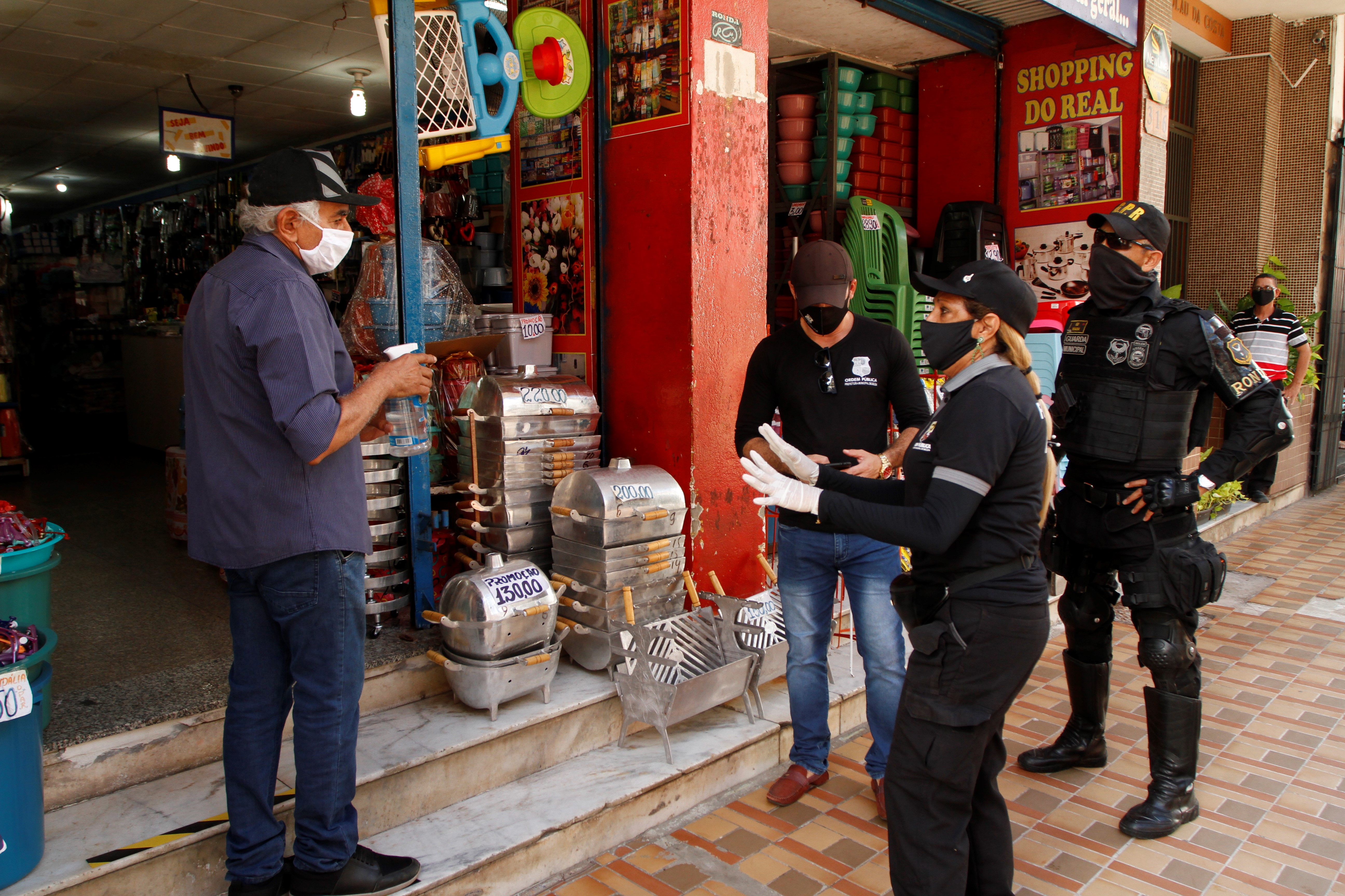 Fiscalização orienta população, fecha lojas e aplica multas por descumprimento de decreto