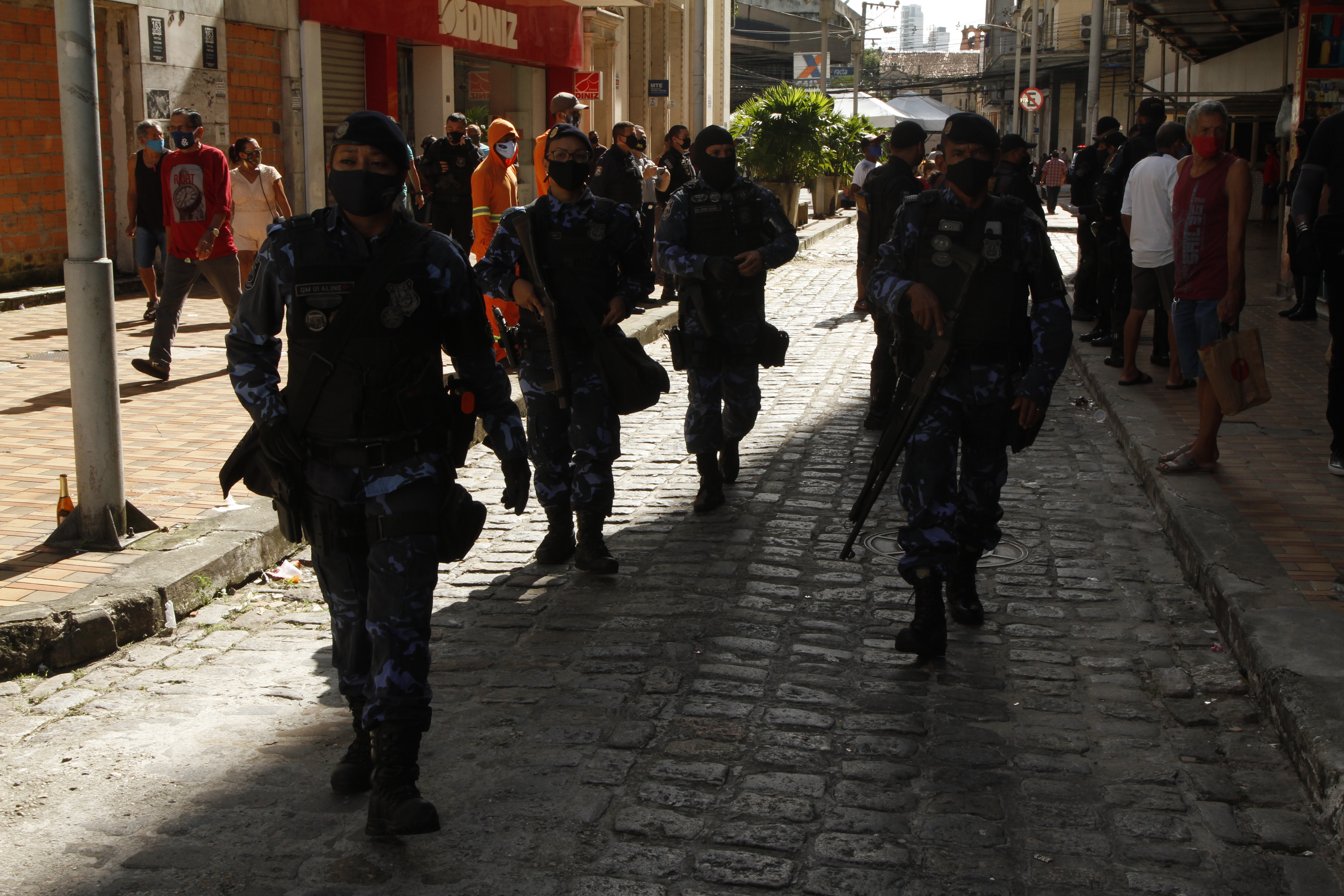 Fiscalização orienta população, fecha lojas e aplica multas por descumprimento de decreto