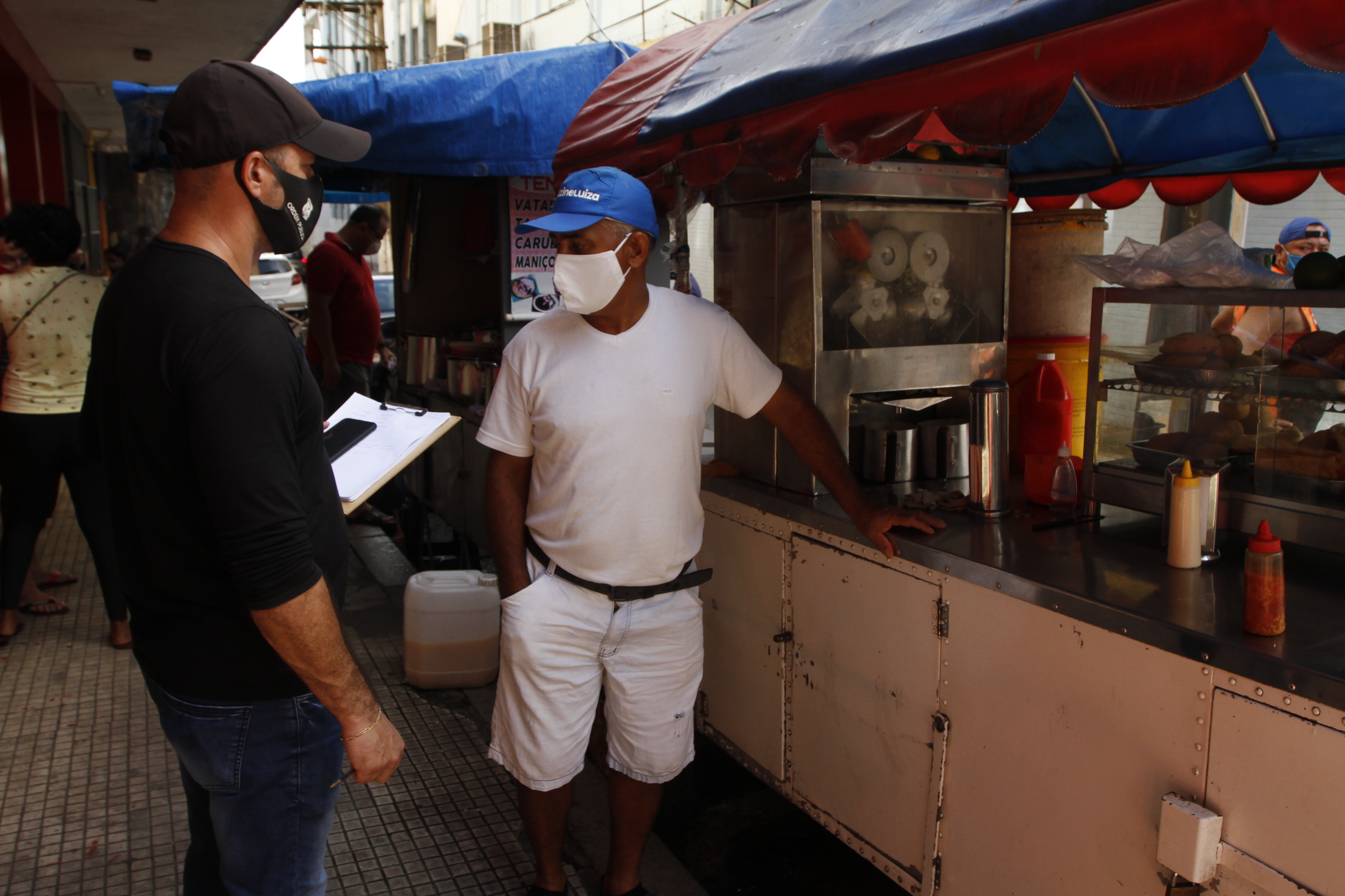 Fiscalização orienta população, fecha lojas e aplica multas por descumprimento de decreto