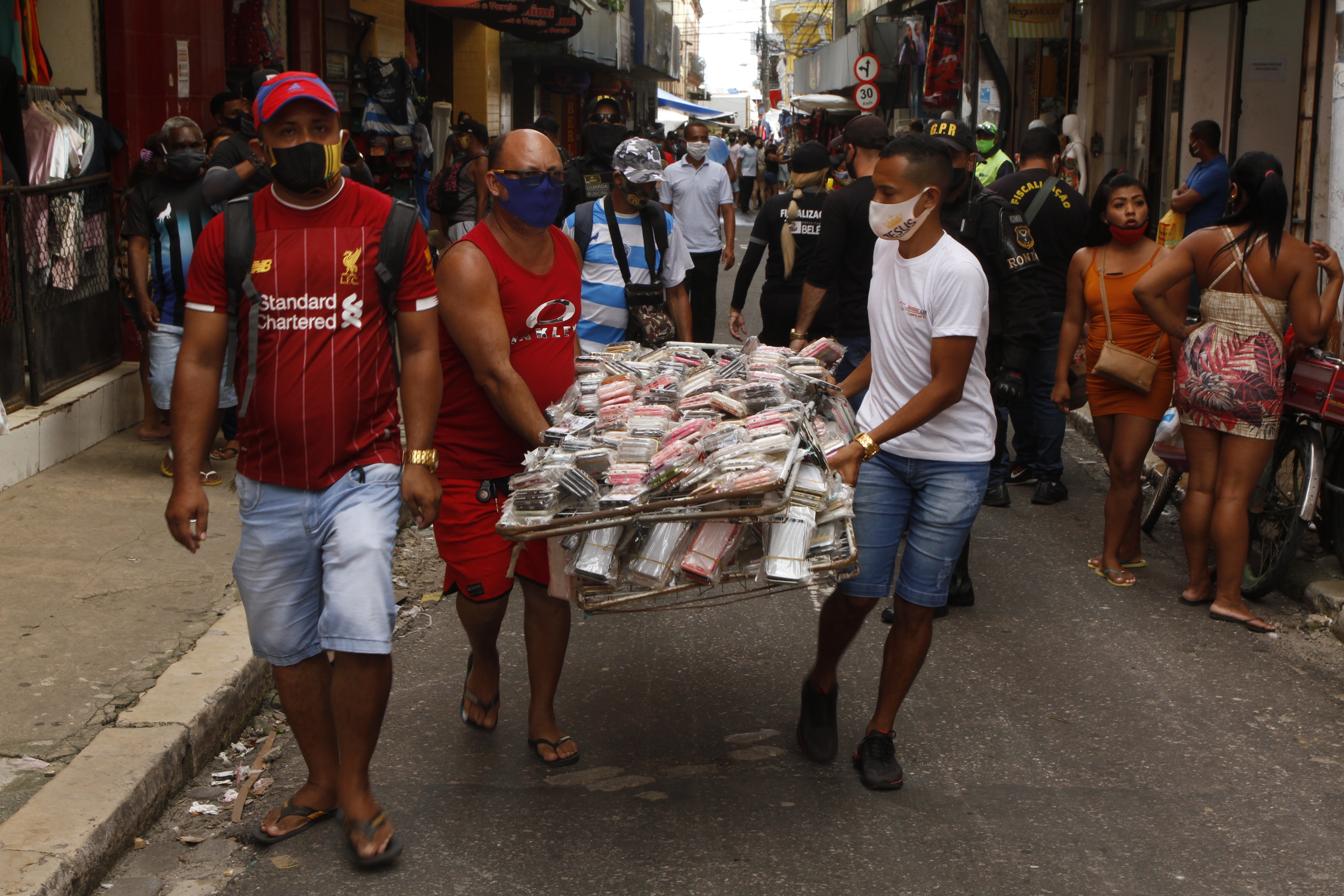 Fiscalização orienta população, fecha lojas e aplica multas por descumprimento de decreto