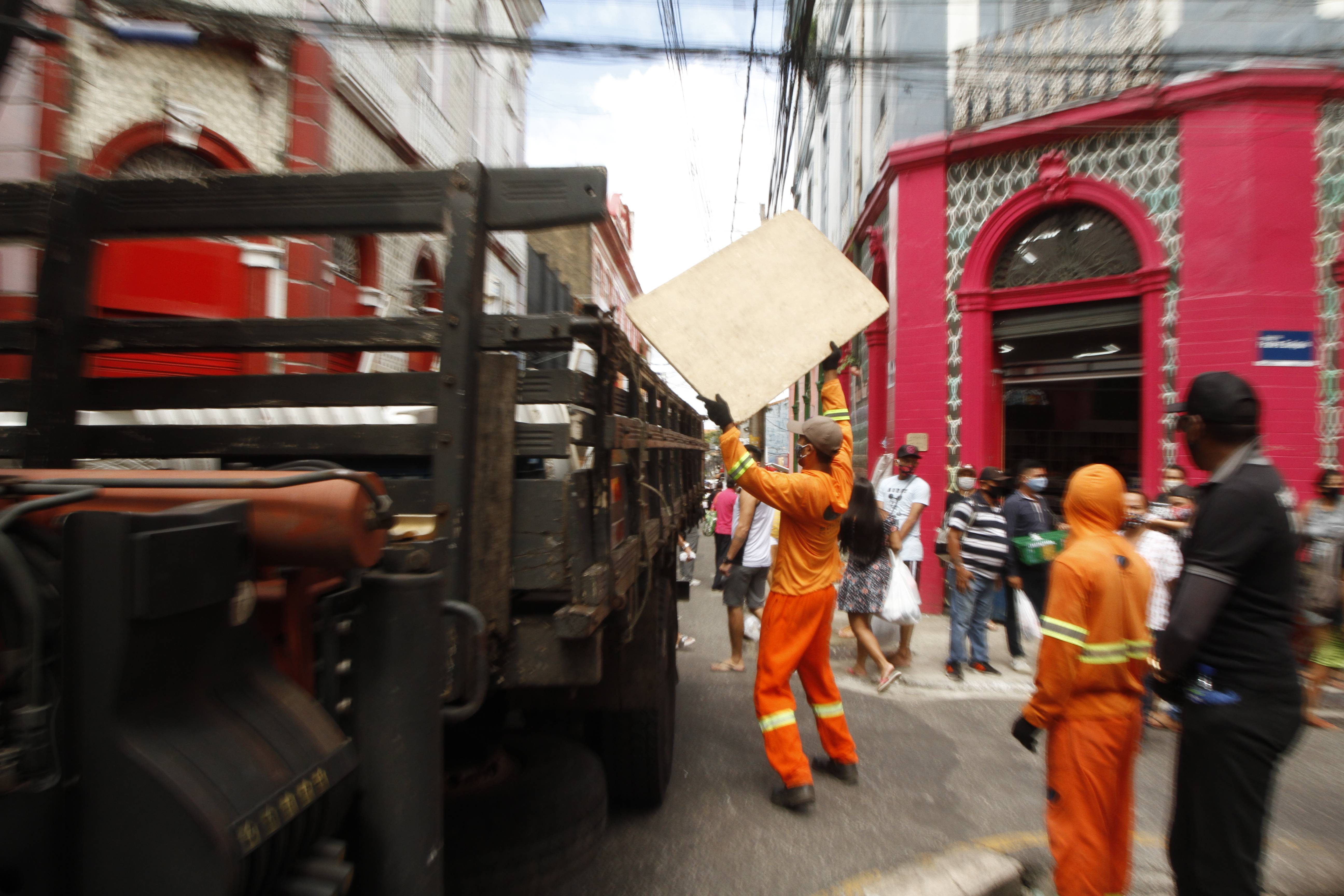 Fiscalização orienta população, fecha lojas e aplica multas por descumprimento de decreto