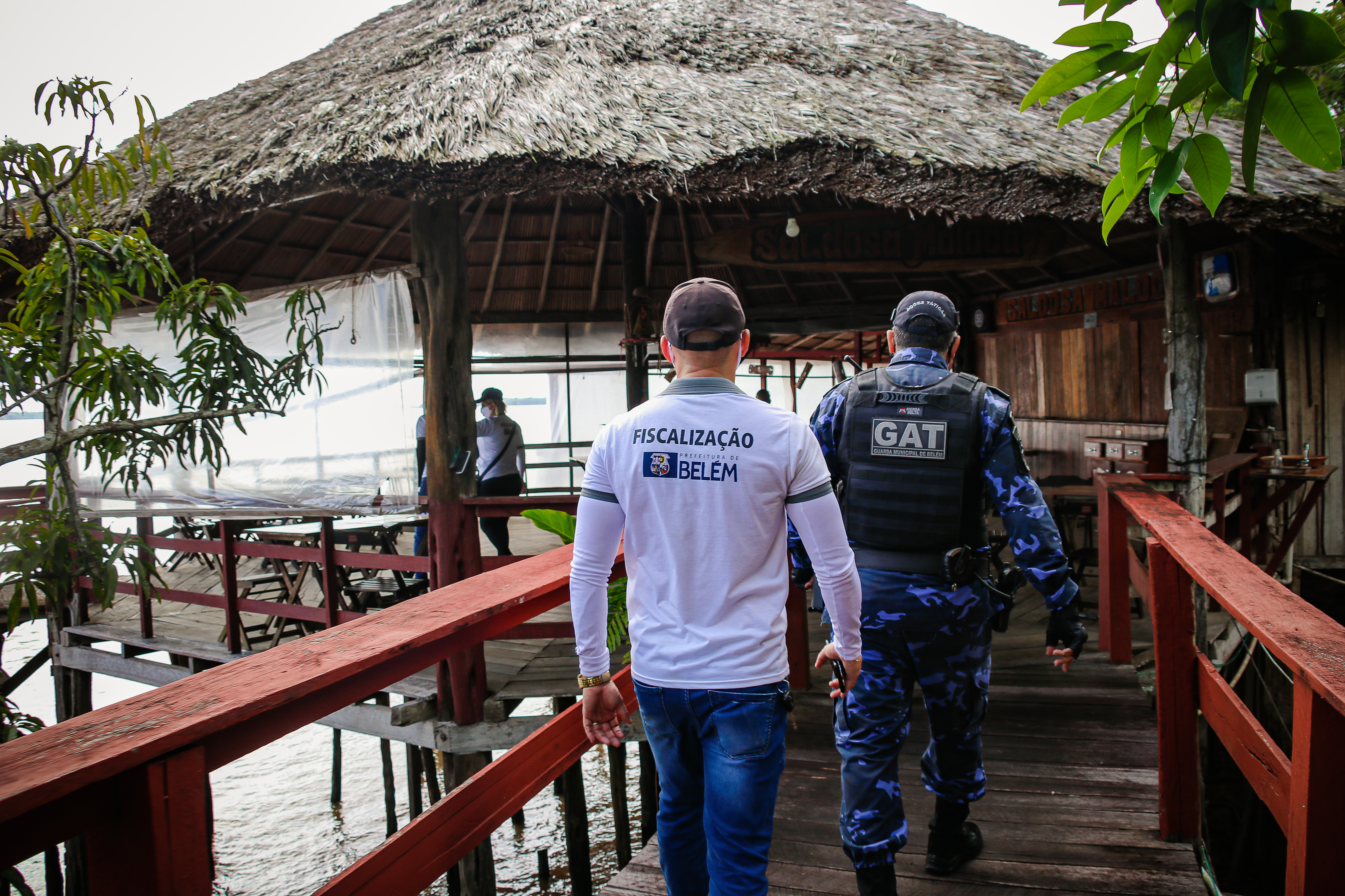Agentes da Prefeitura de Belém fiscalizam 33 restaurantes da ilha do Combu