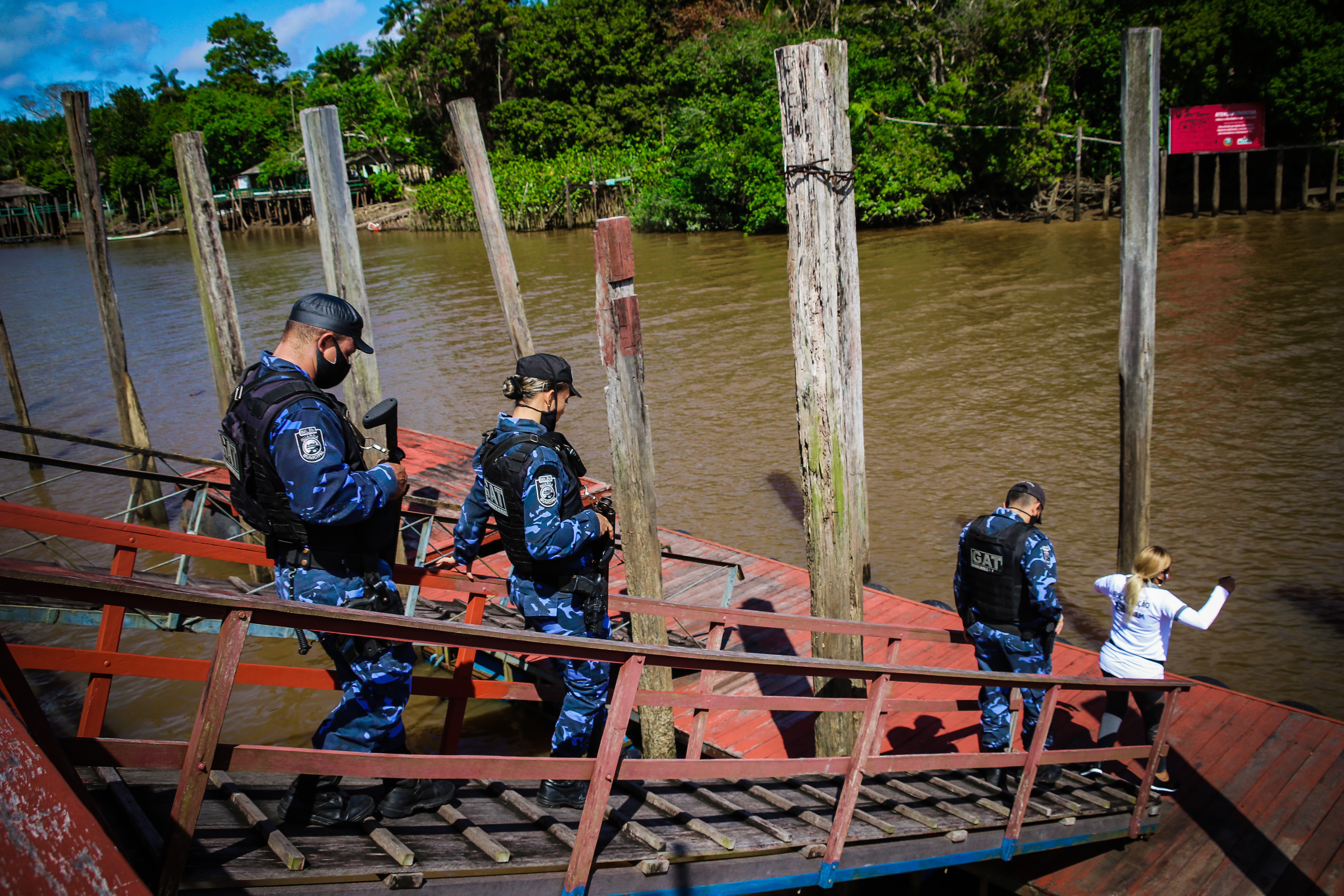 Agentes da Prefeitura de Belém fiscalizam 33 restaurantes da ilha do Combu
