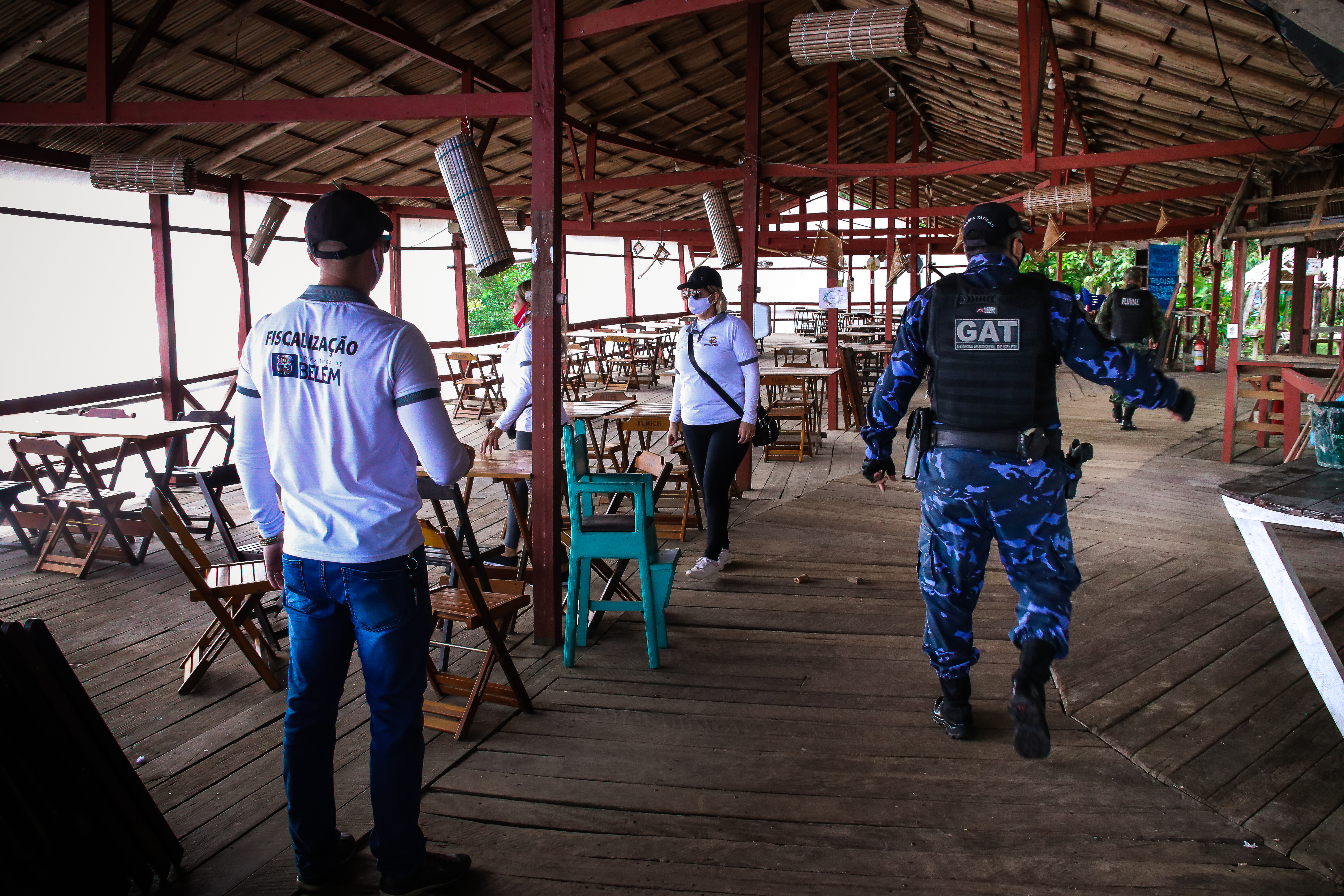 Agentes da Prefeitura de Belém fiscalizam 33 restaurantes da ilha do Combu