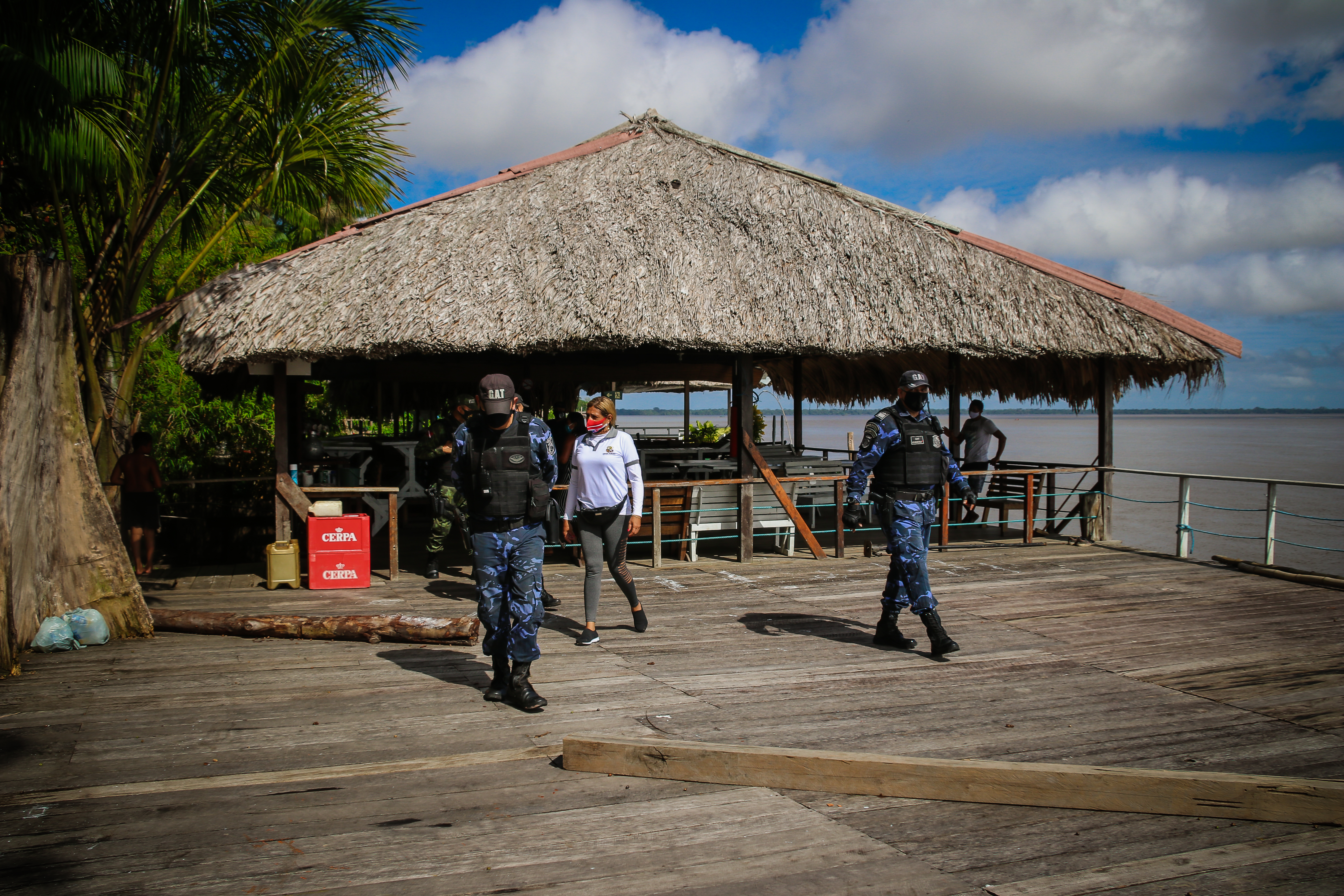 Agentes da Prefeitura de Belém fiscalizam 33 restaurantes da ilha do Combu