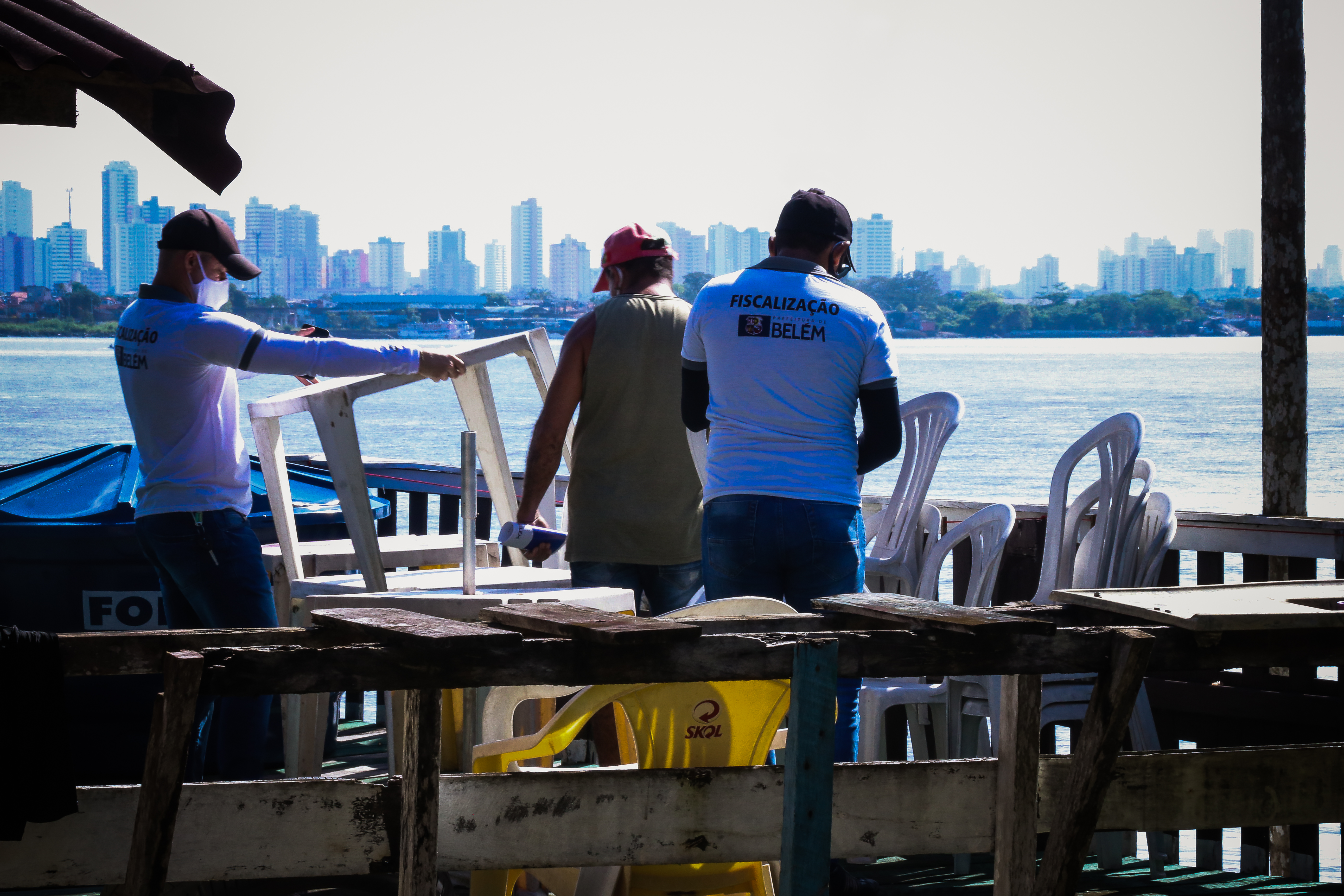 Agentes da Prefeitura de Belém fiscalizam 33 restaurantes da ilha do Combu