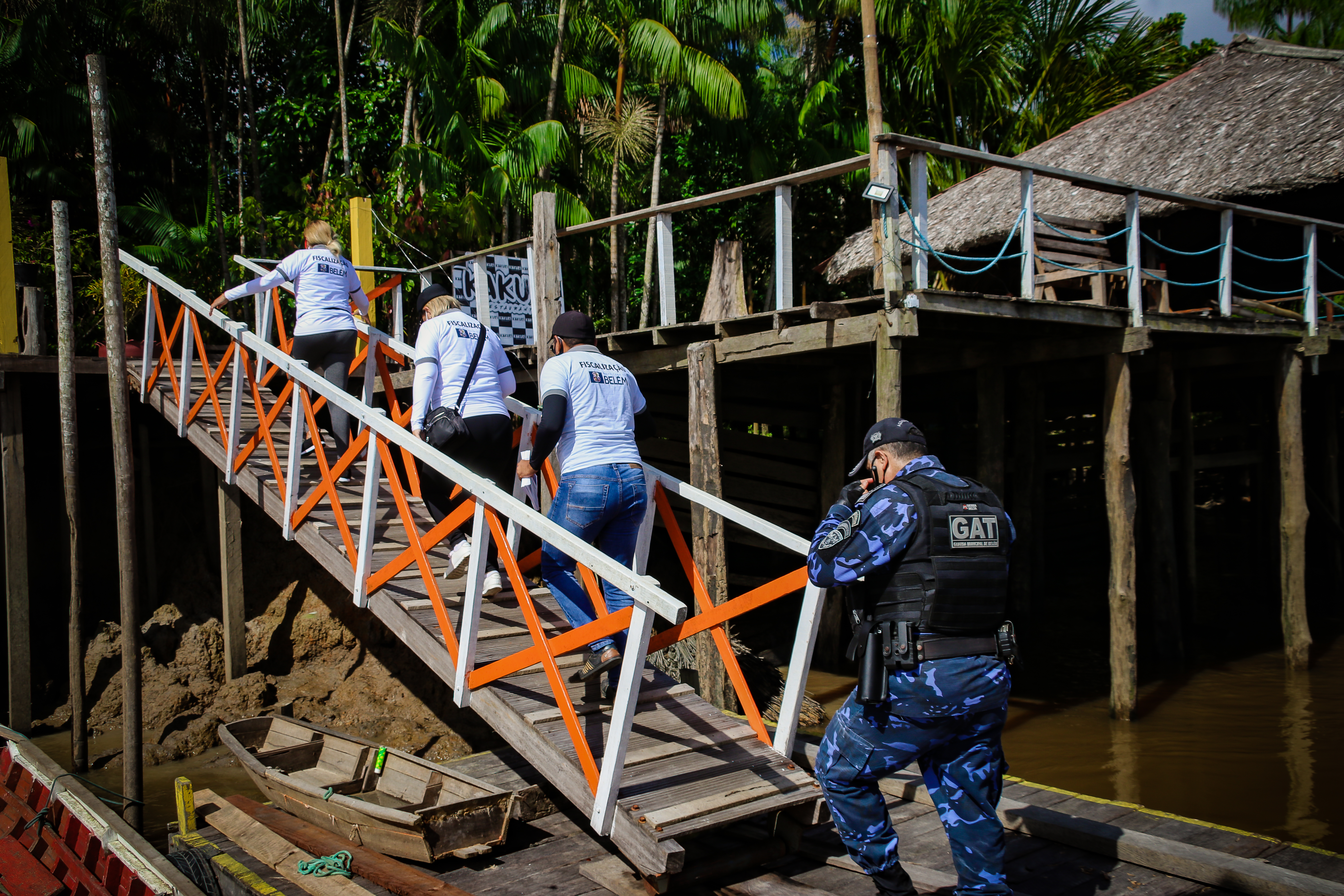 Agentes da Prefeitura de Belém fiscalizam 33 restaurantes da ilha do Combu