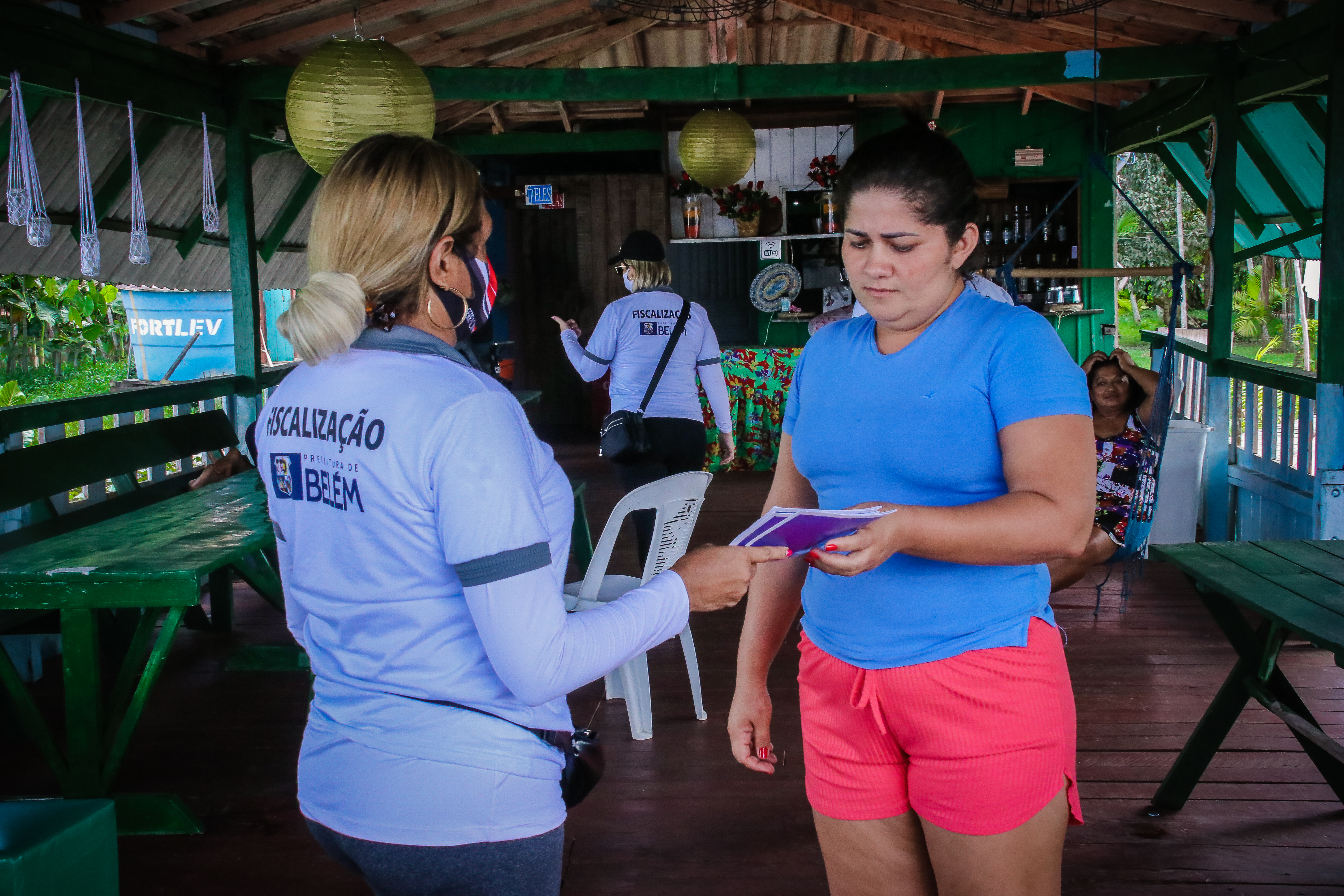 Agentes da Prefeitura de Belém fiscalizam 33 restaurantes da ilha do Combu