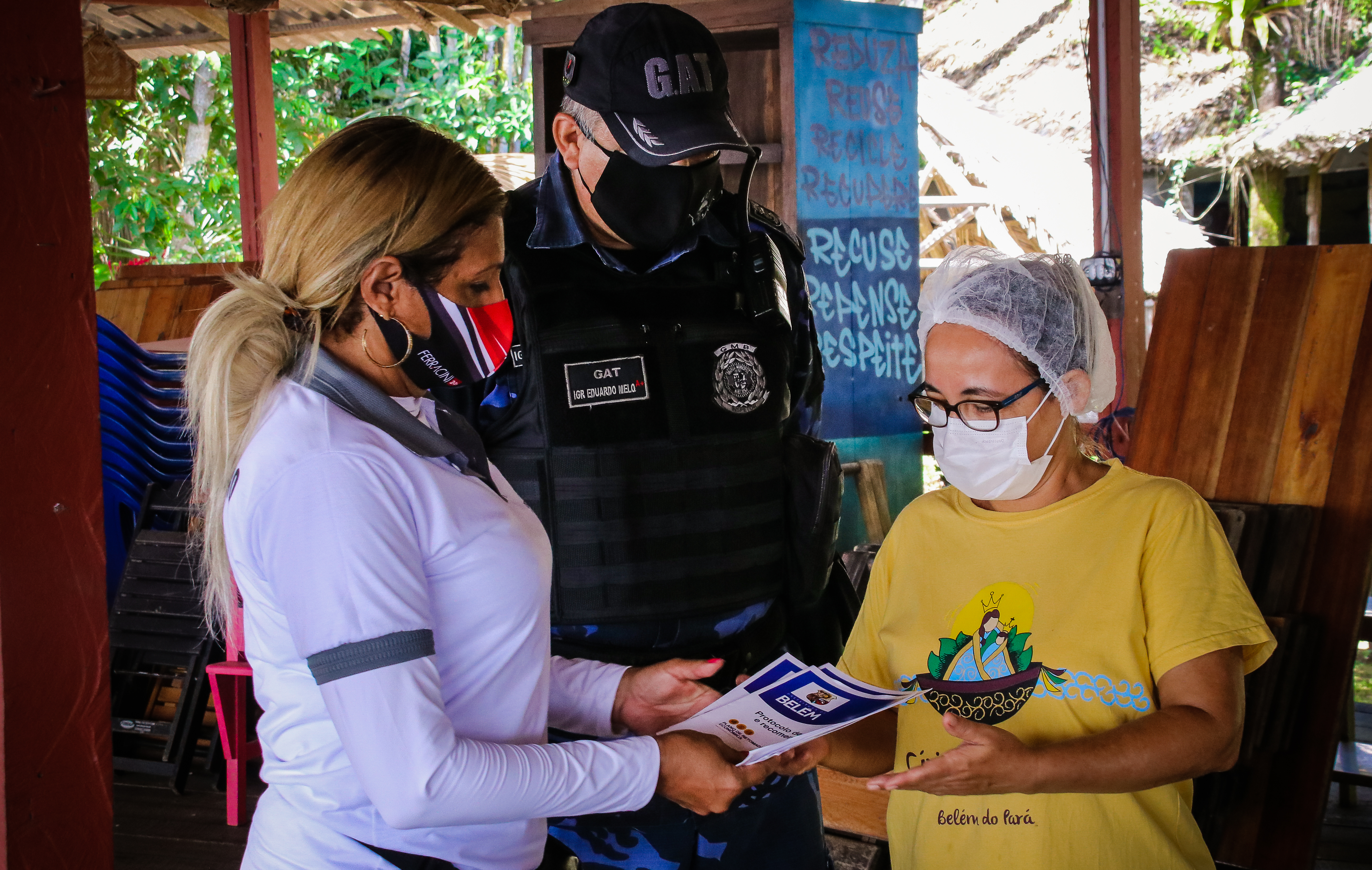 Agentes da Prefeitura de Belém fiscalizam 33 restaurantes da ilha do Combu