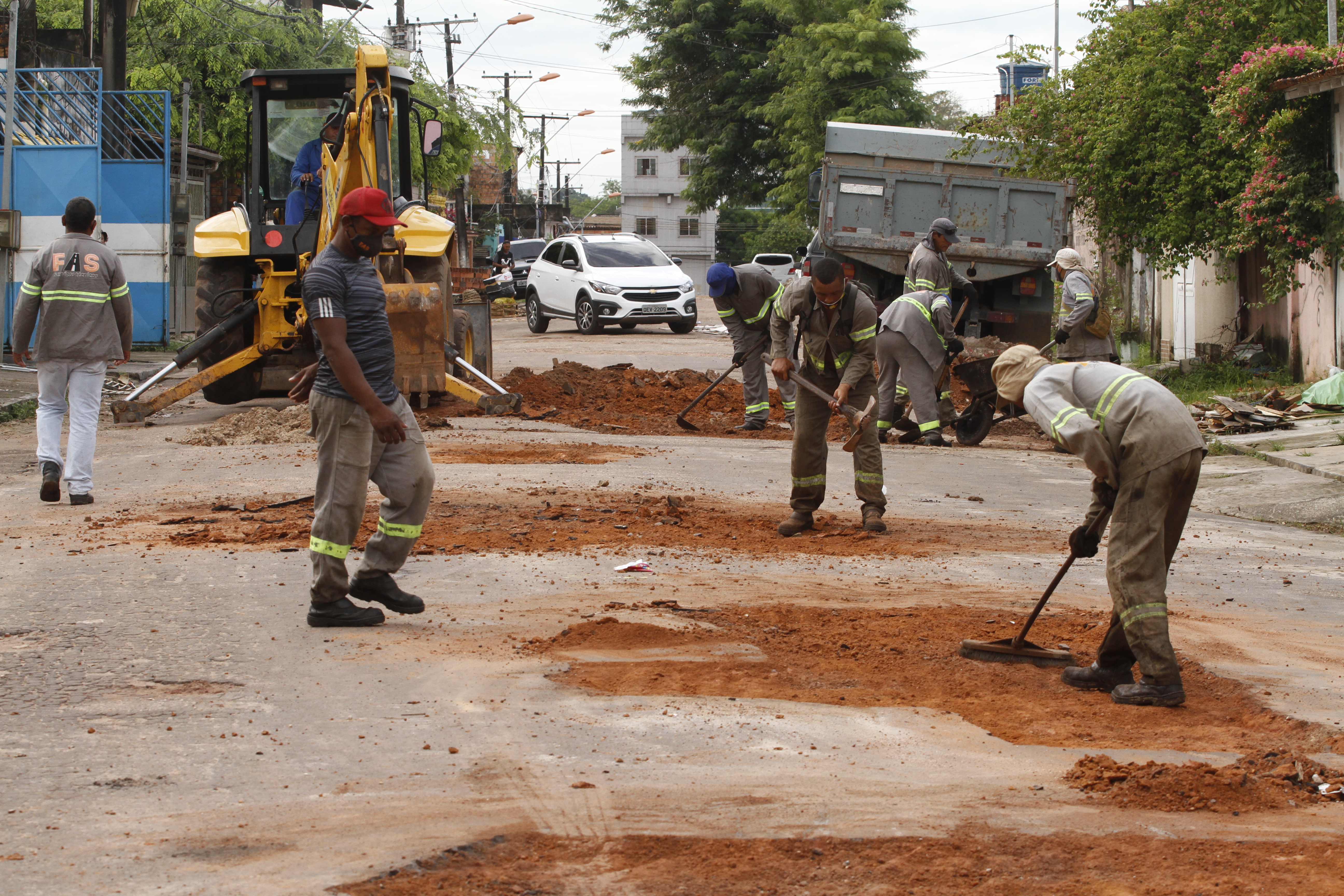 Pavimentação avança na São Sebastião e prefeito anuncia obra na passagem Quarubas