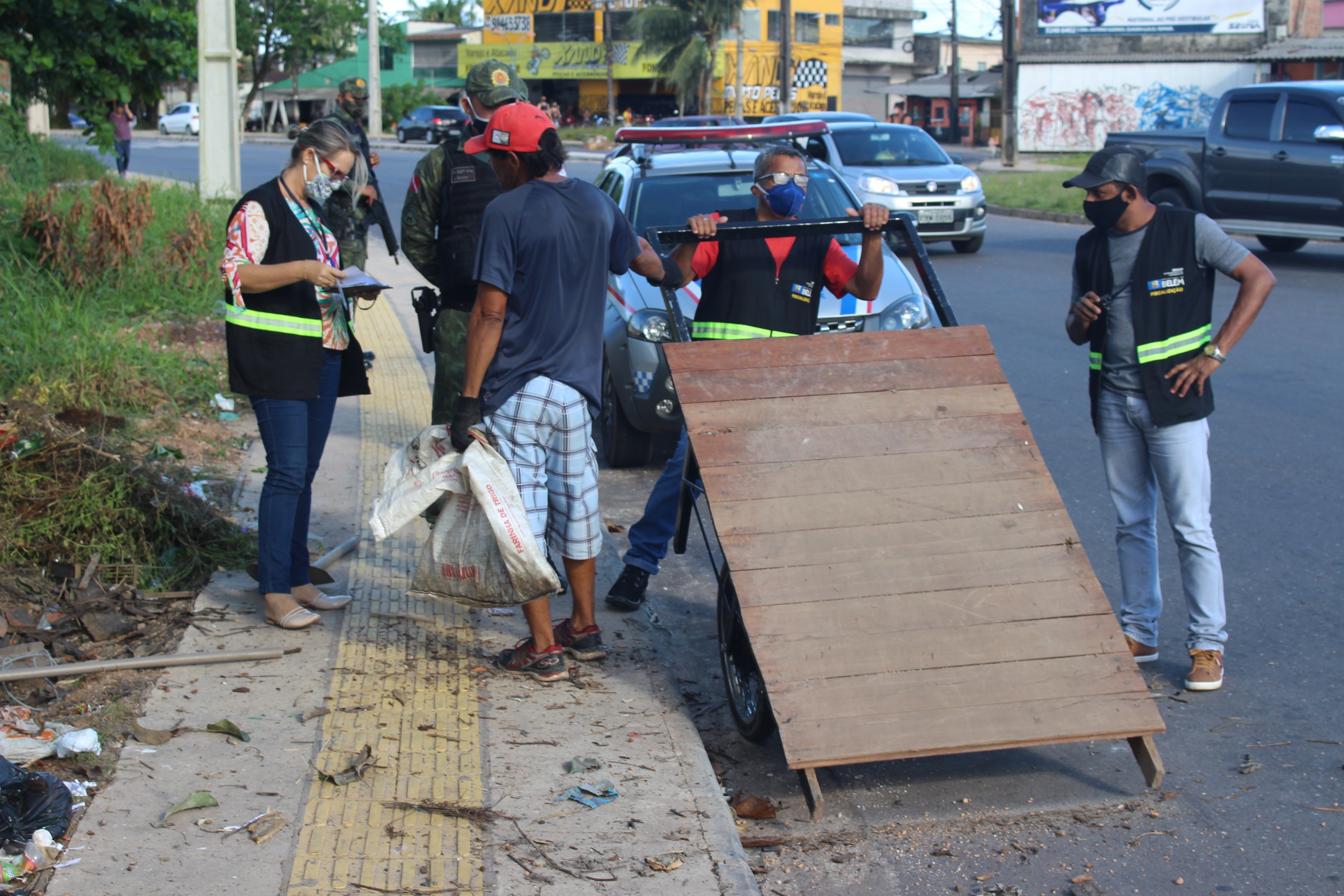 Sesan apreende carros com entulho em fiscalização no Benguí e Tapanã