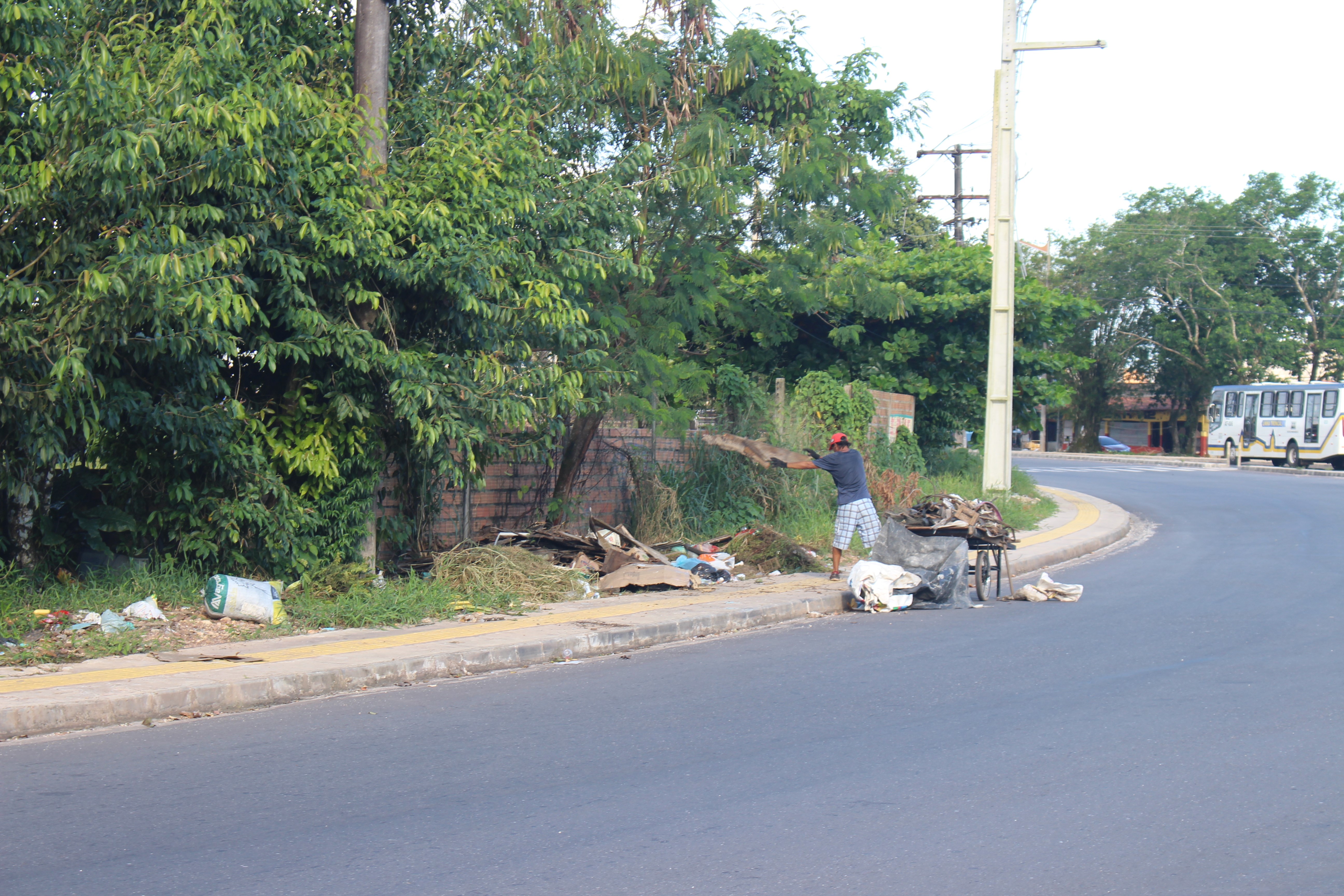 Sesan apreende carros com entulho em fiscalização no Benguí e Tapanã