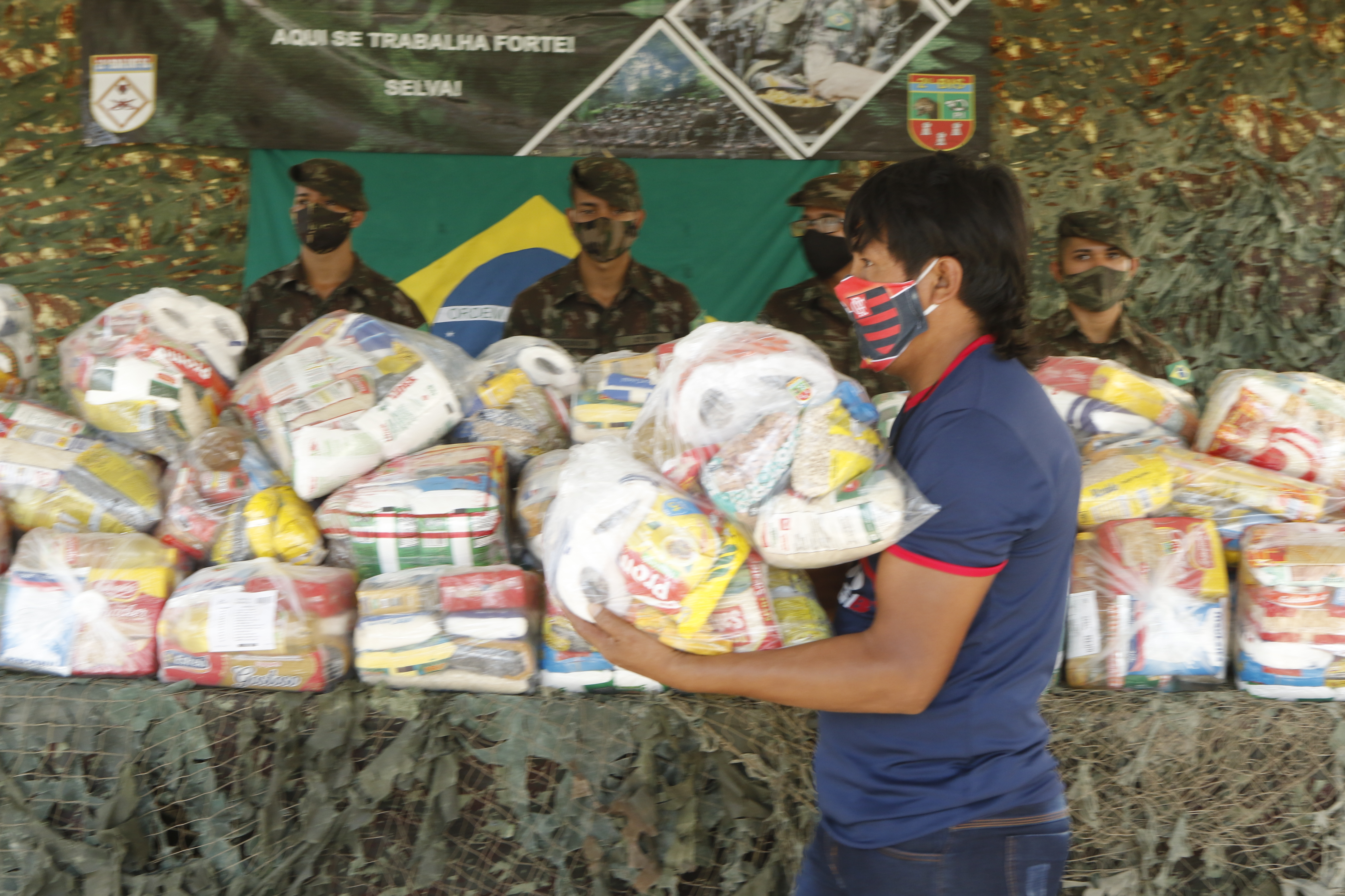 Exército faz doação para refugiados e migrantes venezuelanos no abrigo do Tapanã