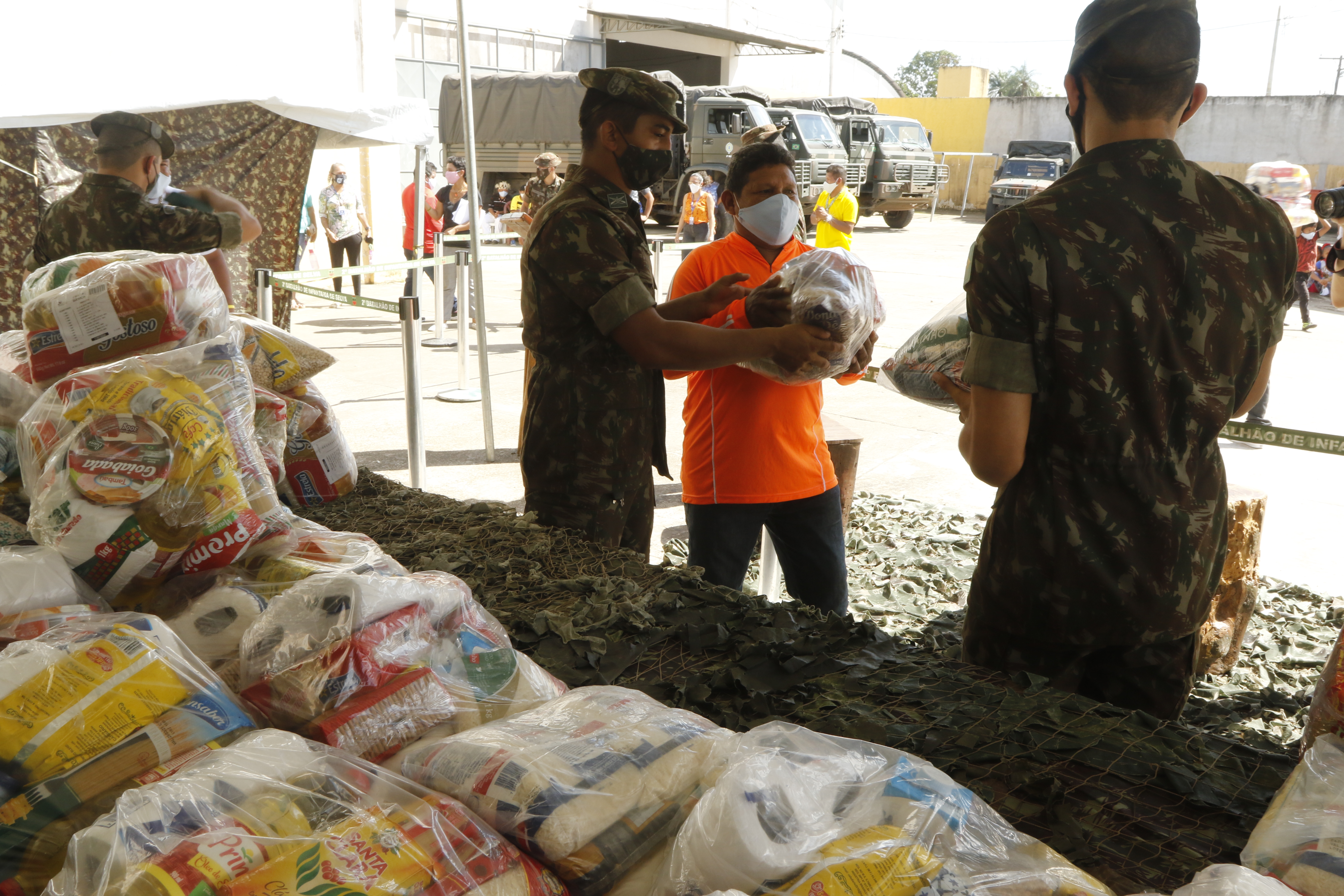 Exército faz doação para refugiados e migrantes venezuelanos no abrigo do Tapanã