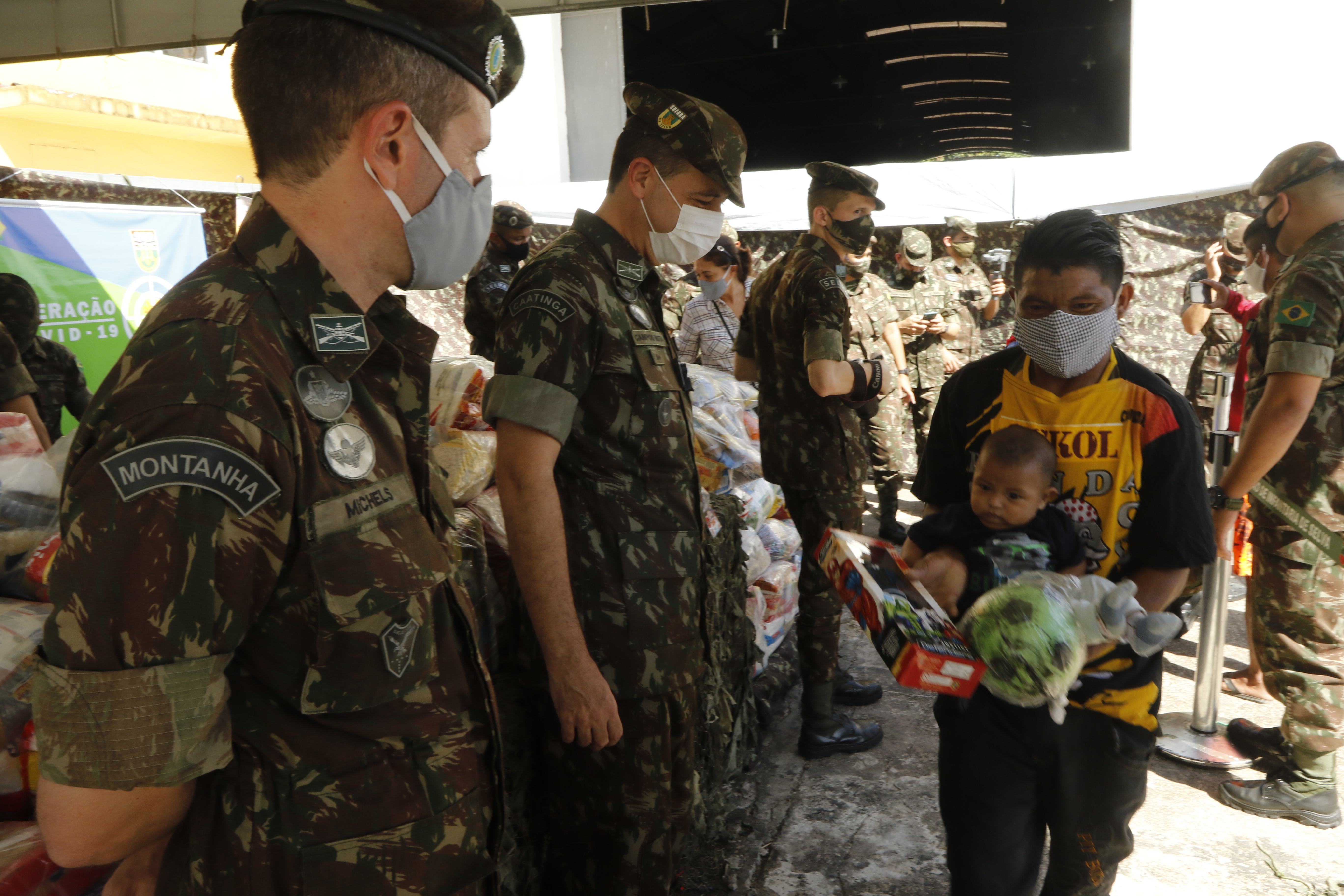 Exército faz doação para refugiados e migrantes venezuelanos no abrigo do Tapanã