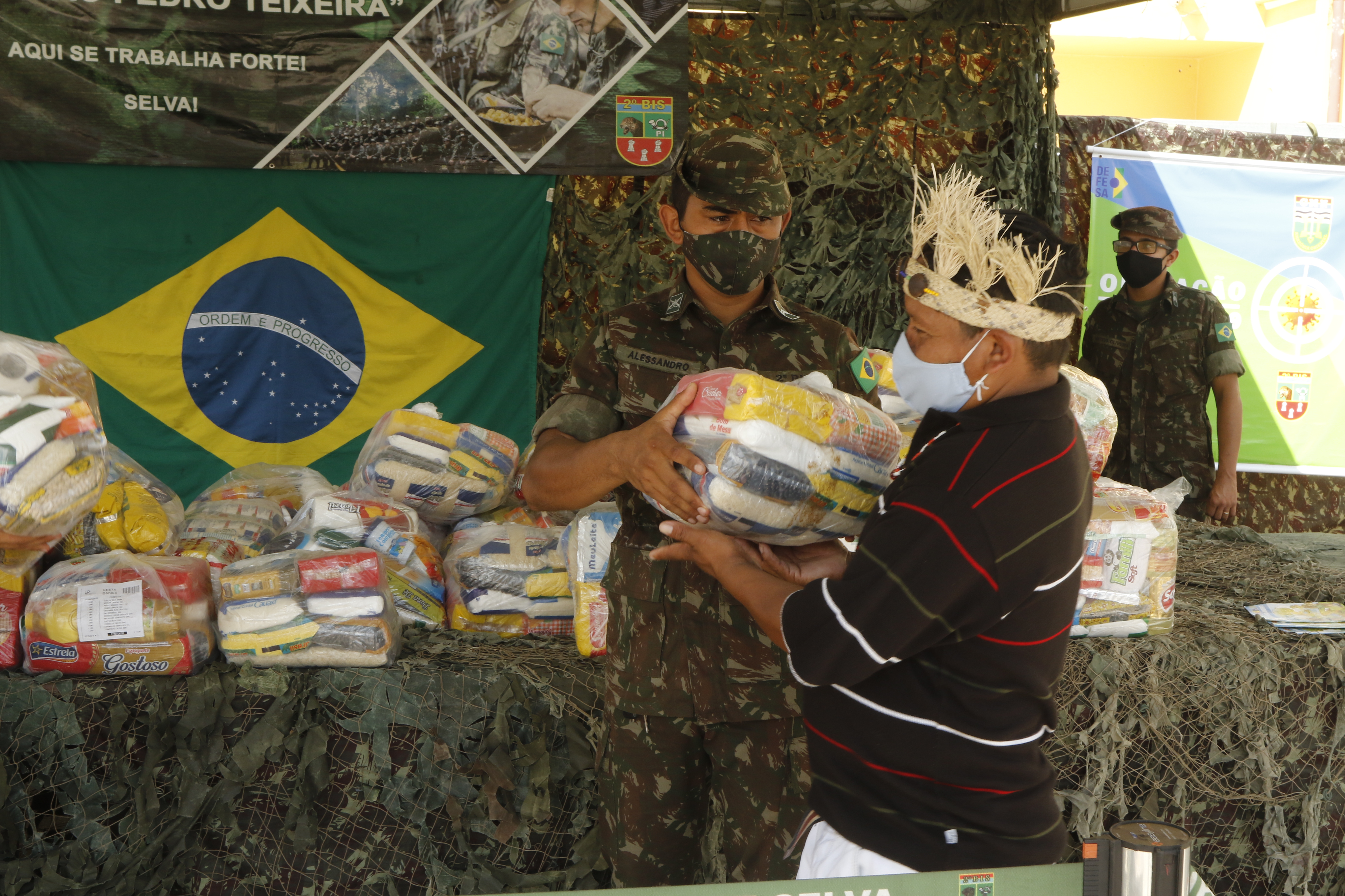 Exército faz doação para refugiados e migrantes venezuelanos no abrigo do Tapanã