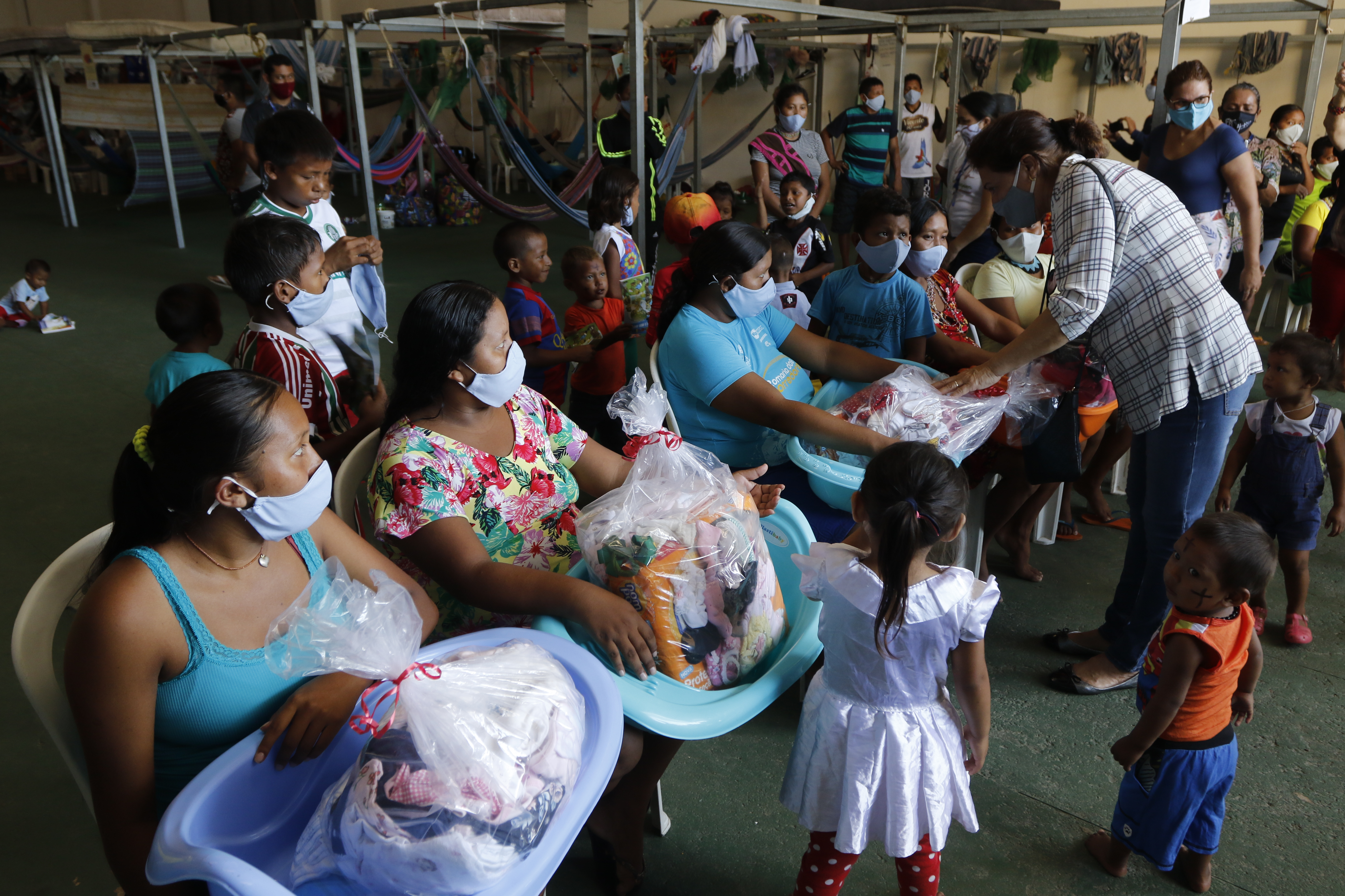 Exército faz doação para refugiados e migrantes venezuelanos no abrigo do Tapanã