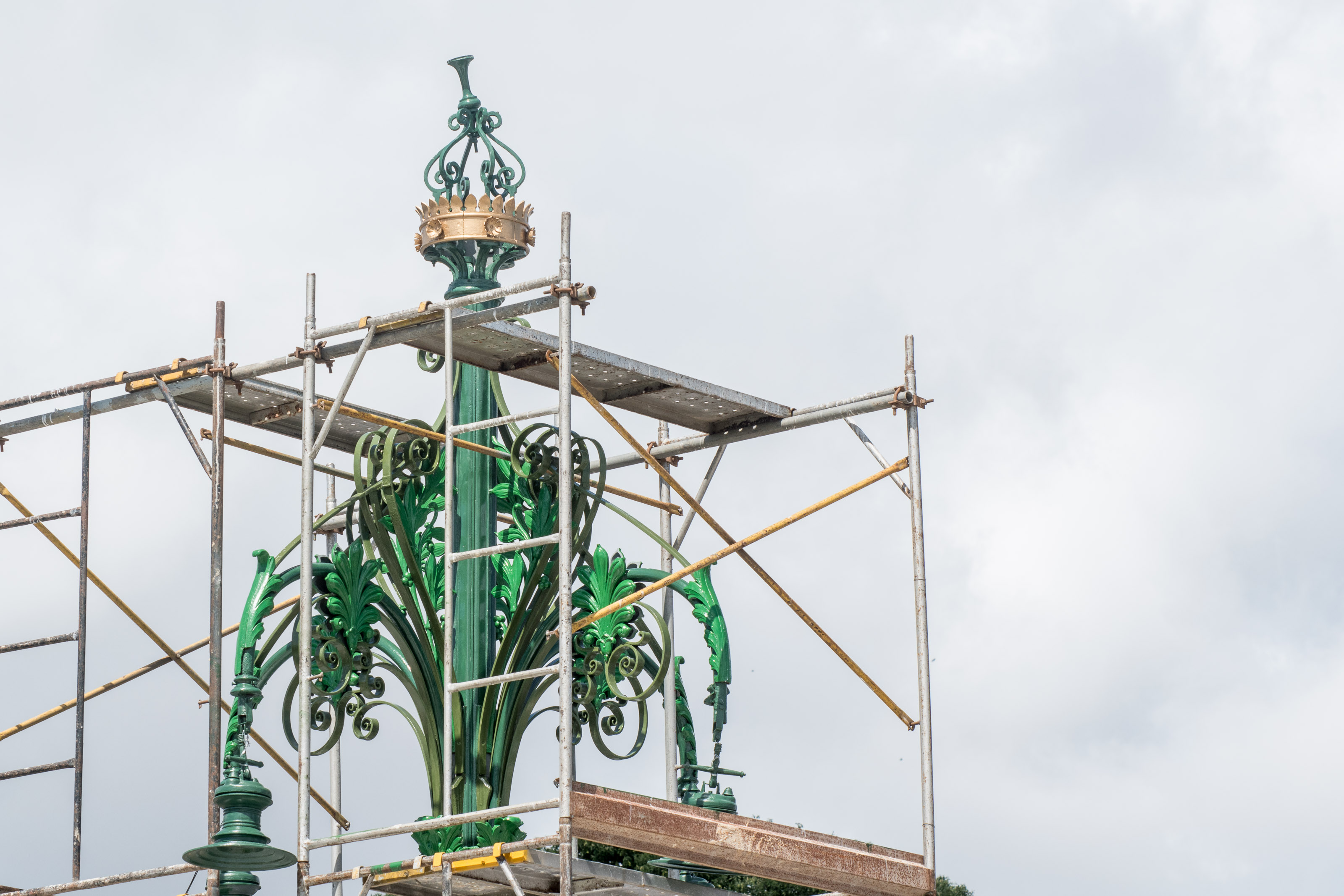 Monumento da Praça do Relógio recebe pintura que destaca a beleza do bem histórico