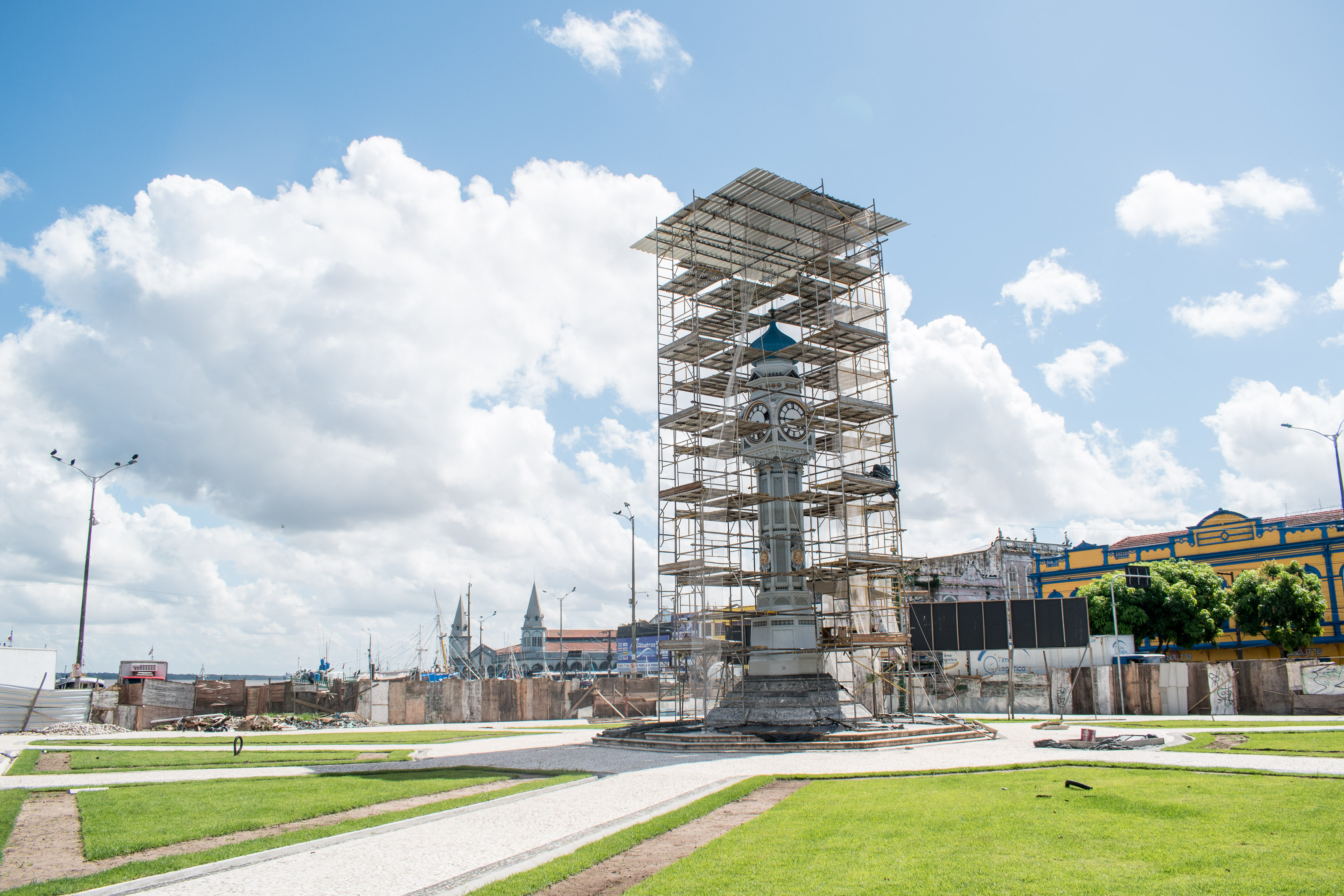 Monumento da Praça do Relógio recebe pintura que destaca a beleza do bem histórico