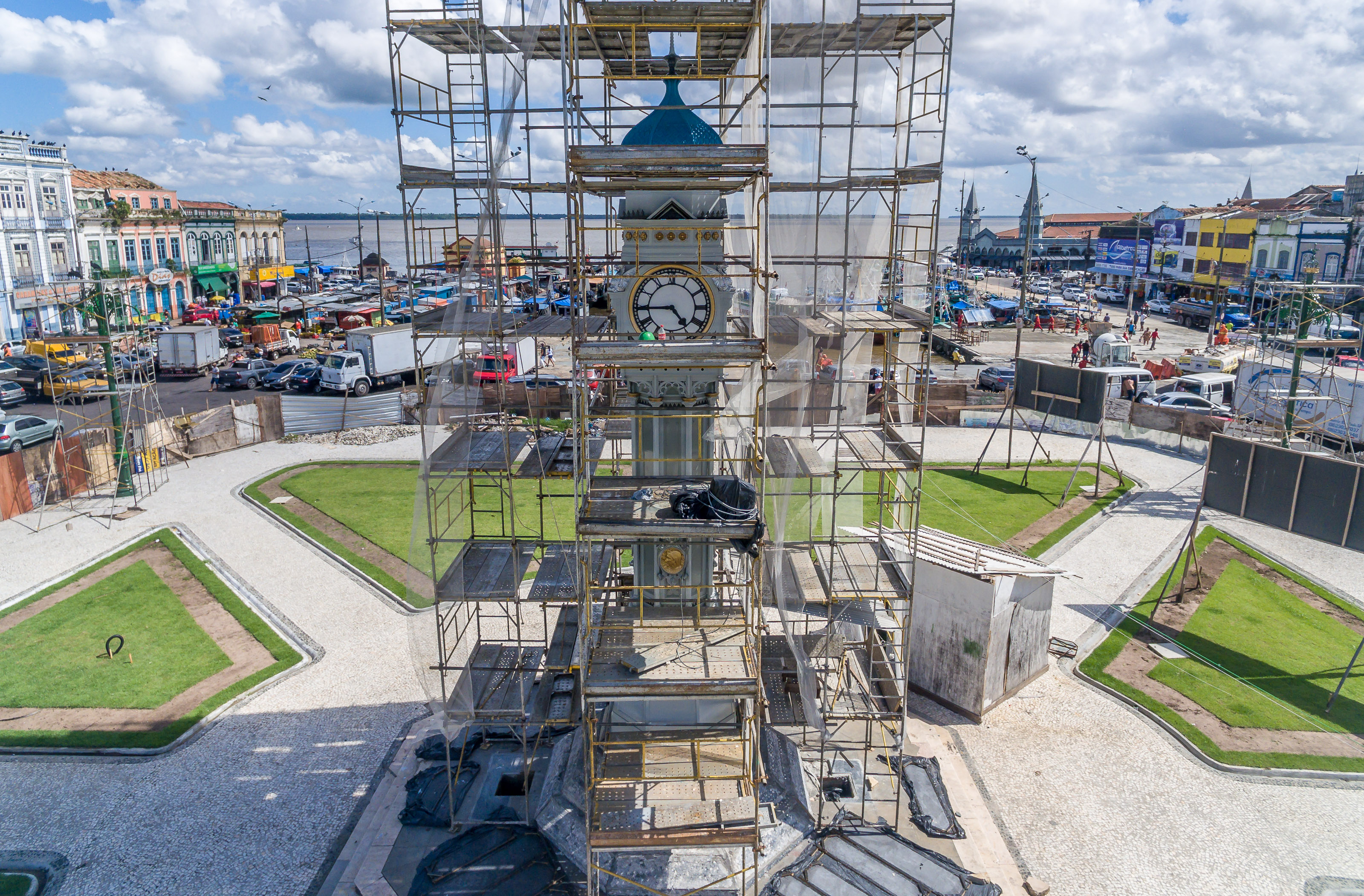 Monumento da Praça do Relógio recebe pintura que destaca a beleza do bem histórico