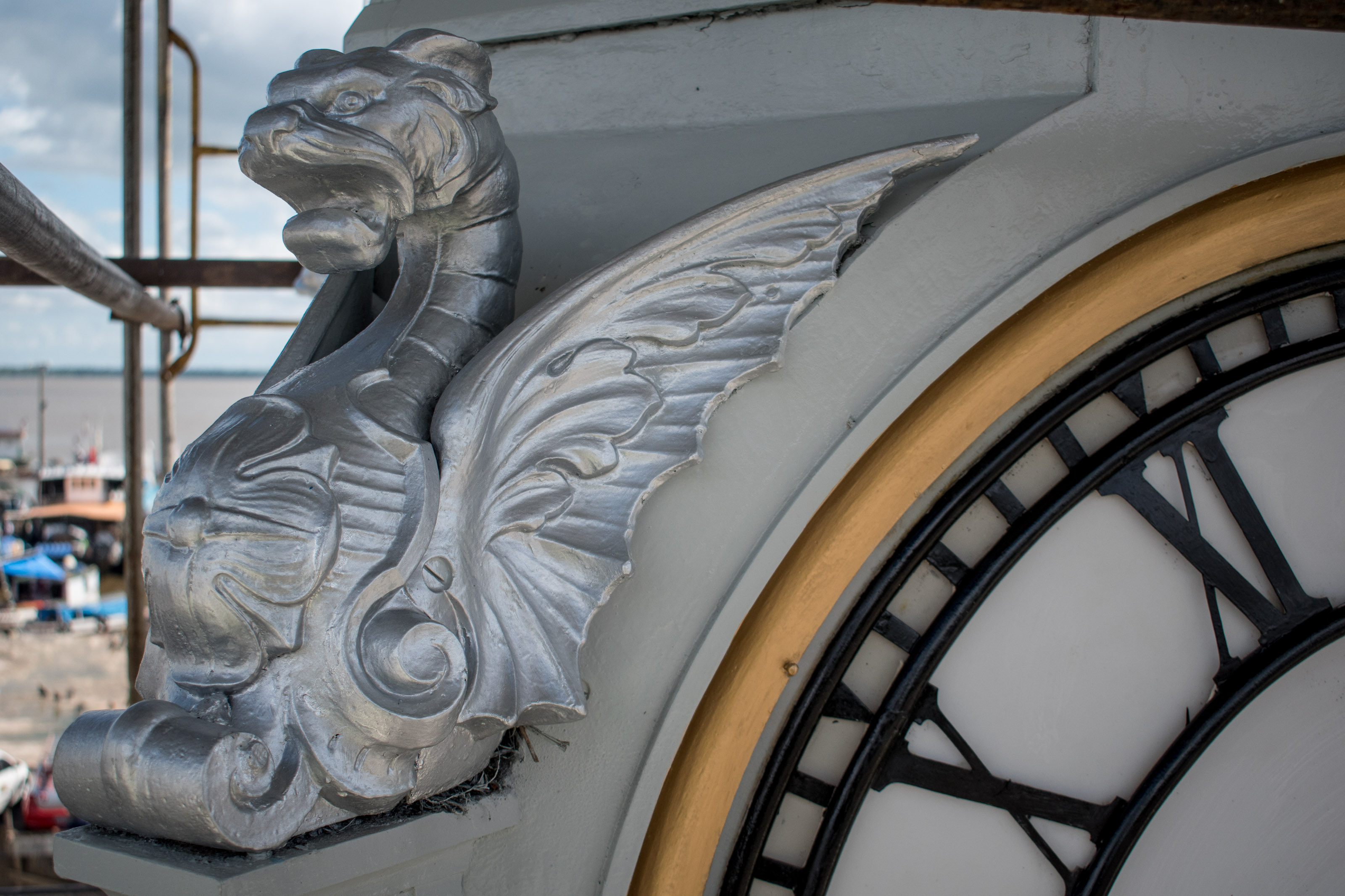 Monumento da Praça do Relógio recebe pintura que destaca a beleza do bem histórico