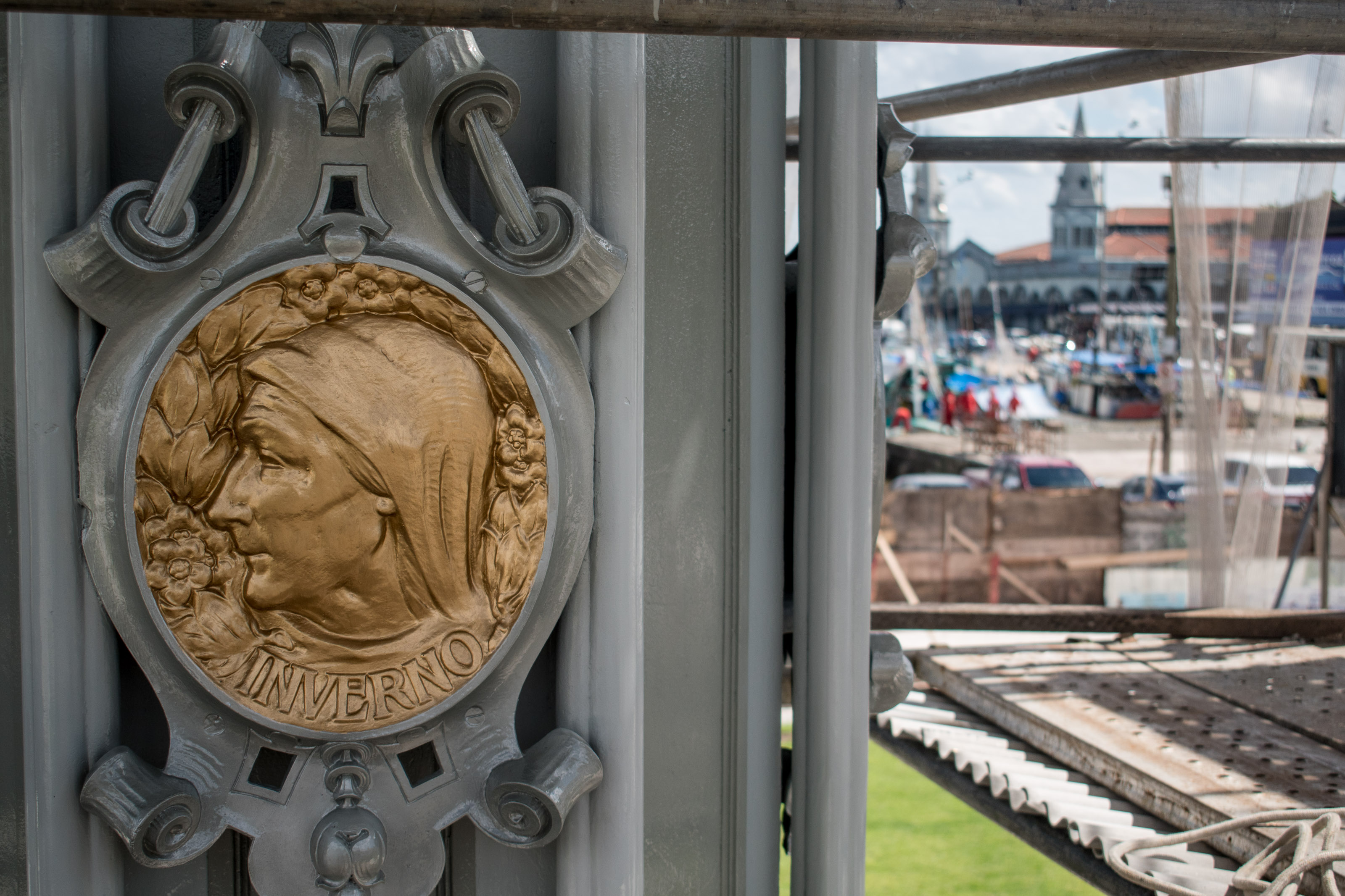 Monumento da Praça do Relógio recebe pintura que destaca a beleza do bem histórico