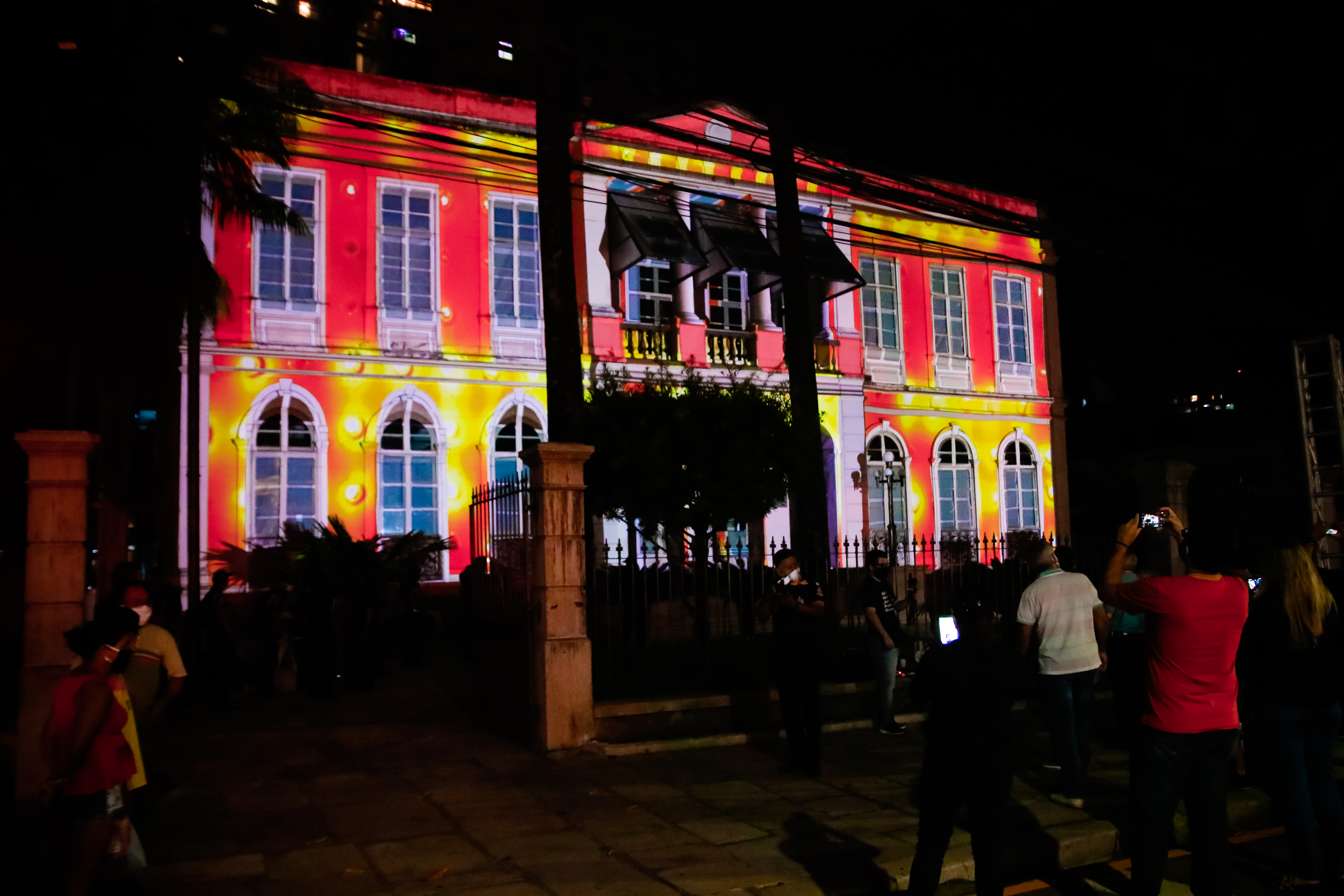 Projeção ilumina fachada com imagens do Círio e comemora os 50 anos da Codem