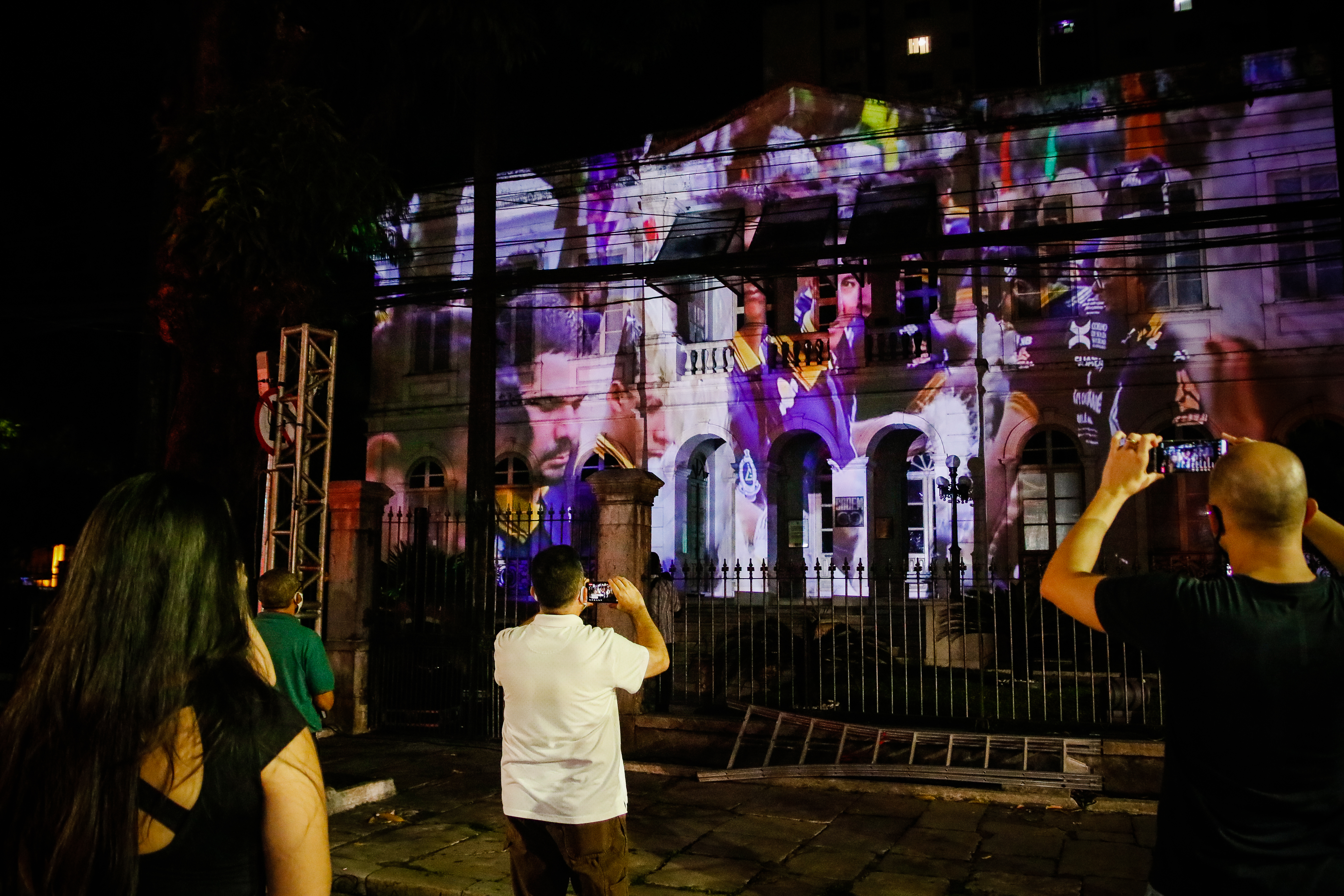 Projeção ilumina fachada com imagens do Círio e comemora os 50 anos da Codem