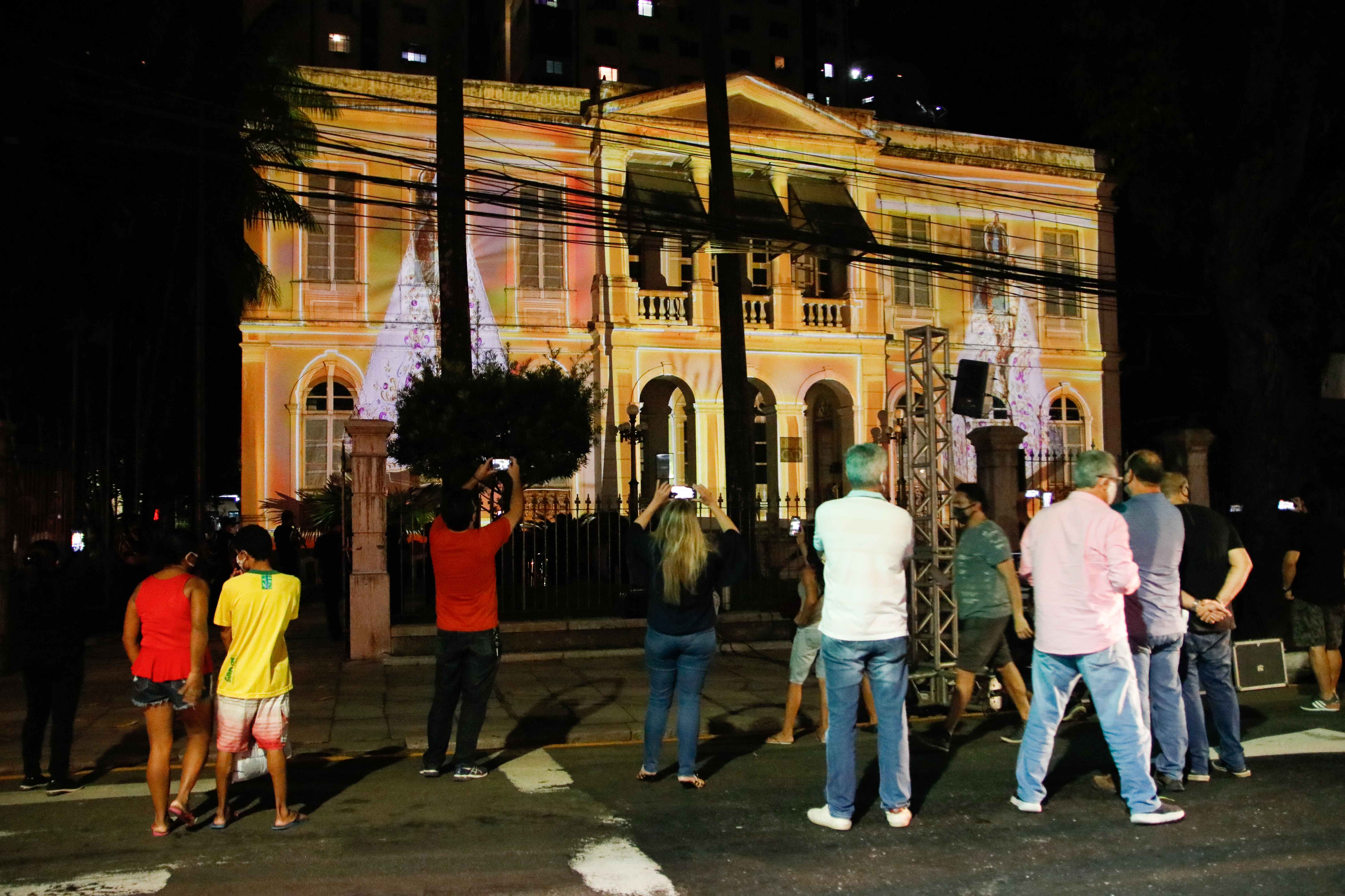 Projeção ilumina fachada com imagens do Círio e comemora os 50 anos da Codem
