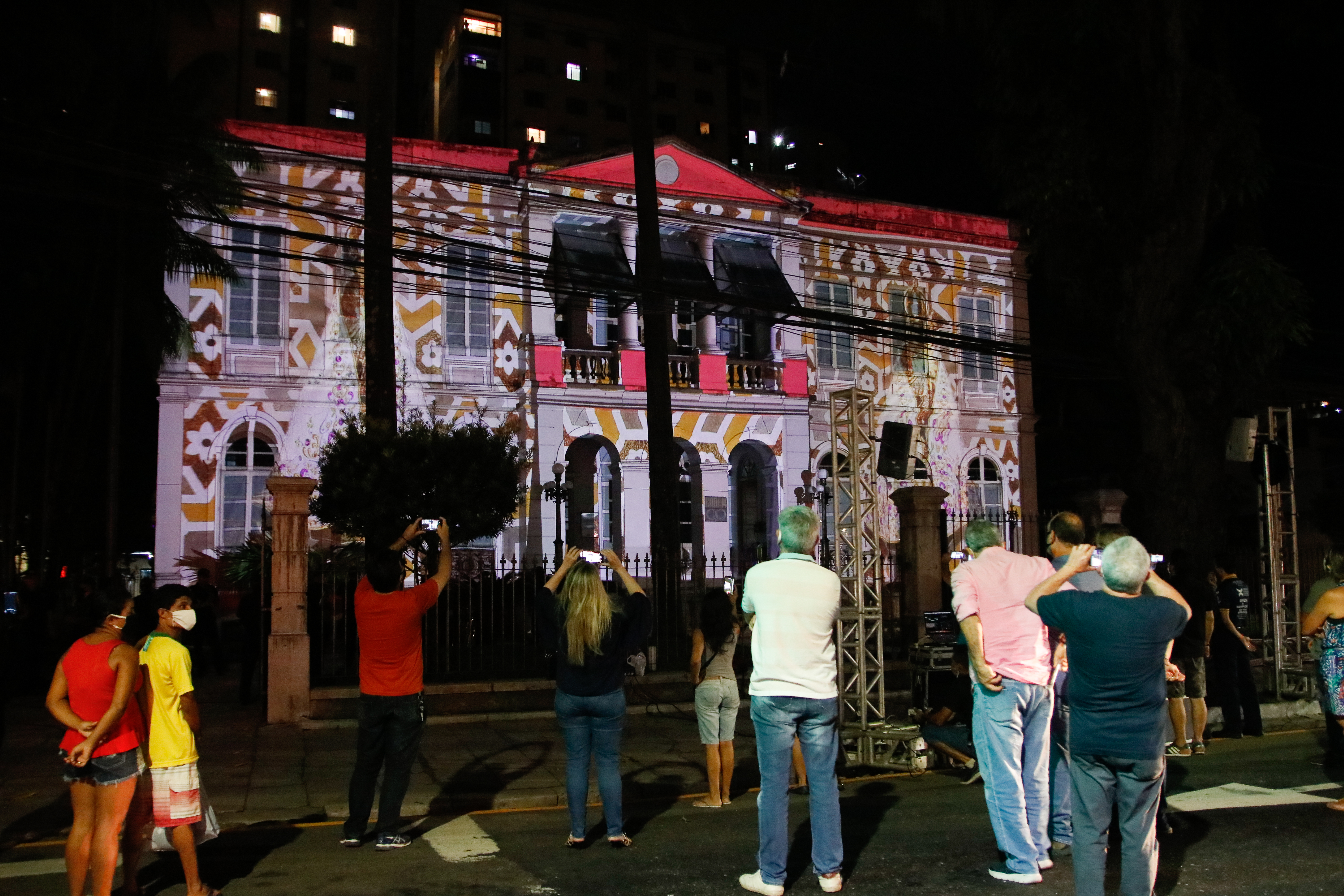 Projeção ilumina fachada com imagens do Círio e comemora os 50 anos da Codem
